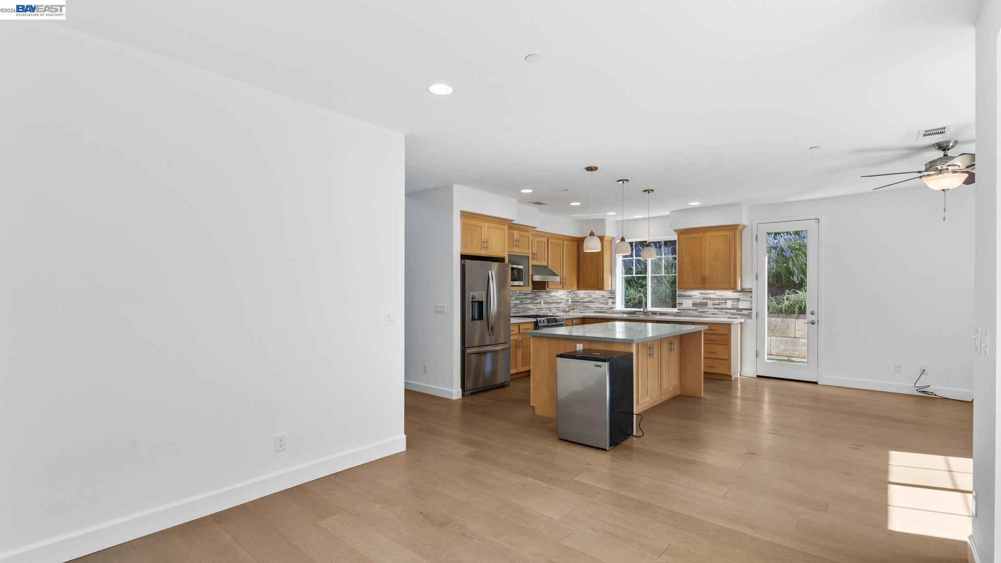 Detail Gallery Image 6 of 22 For 1200 Stonecrest Ln, Concord,  CA 94518 - 5 Beds | 3/1 Baths