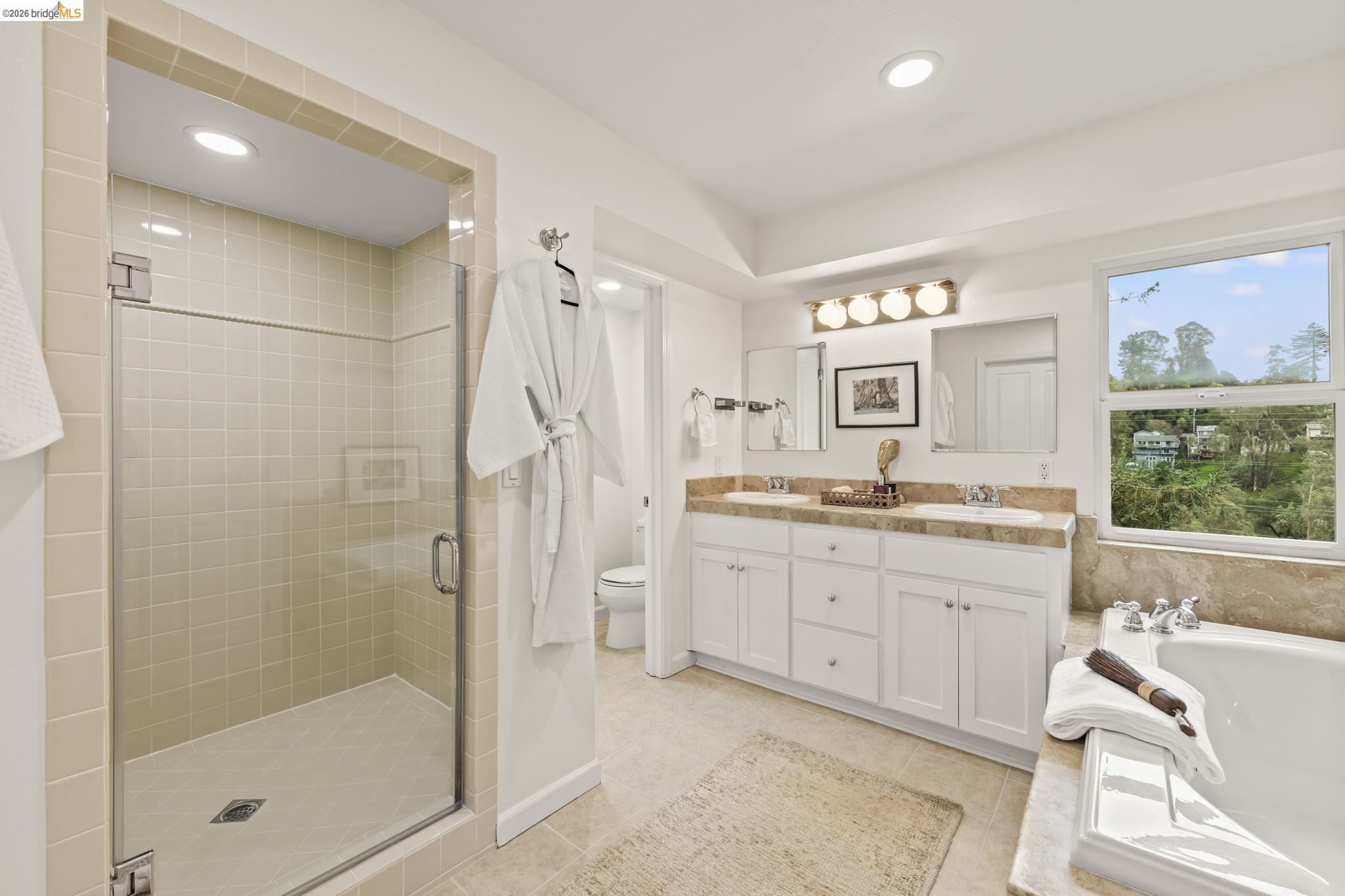 Detail Gallery Image 14 of 52 For 2 Cortez Ct, Oakland,  CA 94611 - 3 Beds | 2 Baths