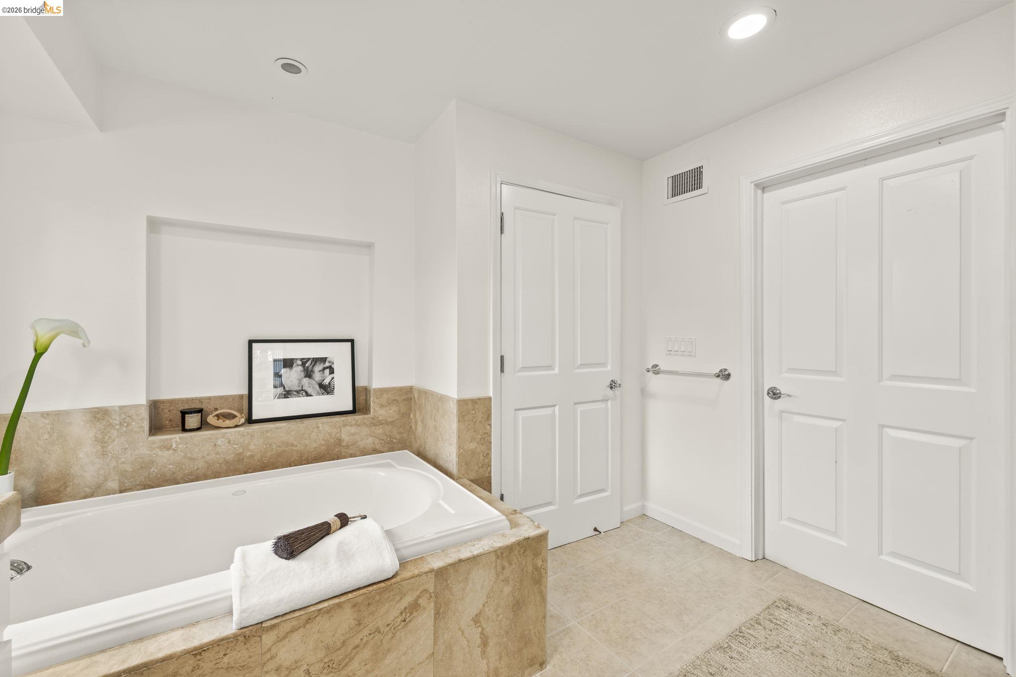 Detail Gallery Image 21 of 52 For 2 Cortez Ct, Oakland,  CA 94611 - 3 Beds | 2 Baths