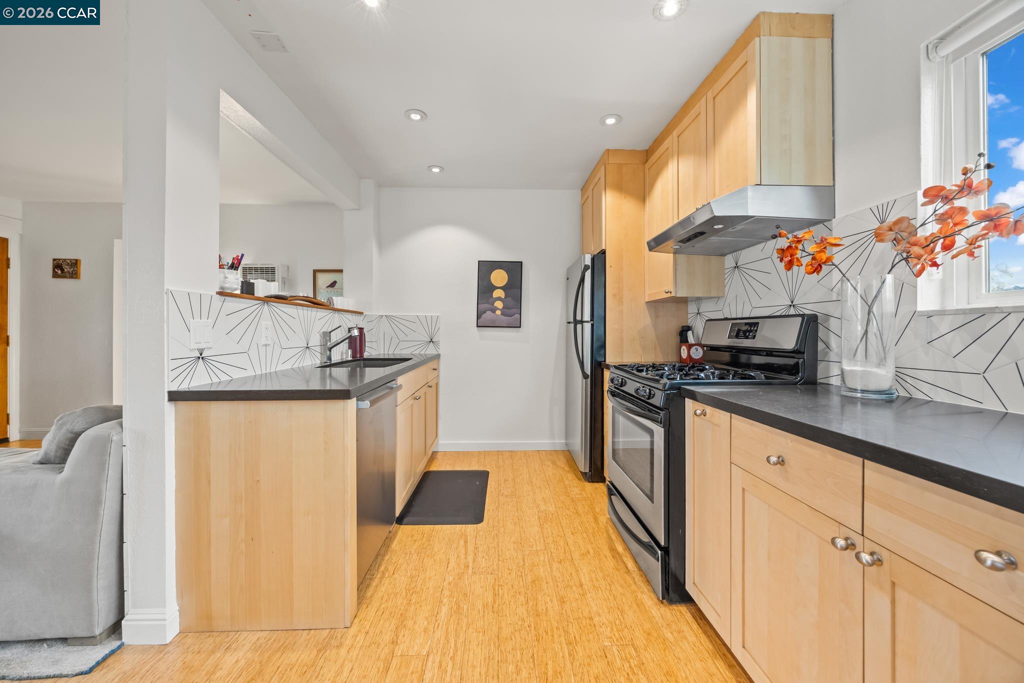 Detail Gallery Image 11 of 39 For 2327 10th Street #4,  Berkeley,  CA 94710 - 2 Beds | 1 Baths