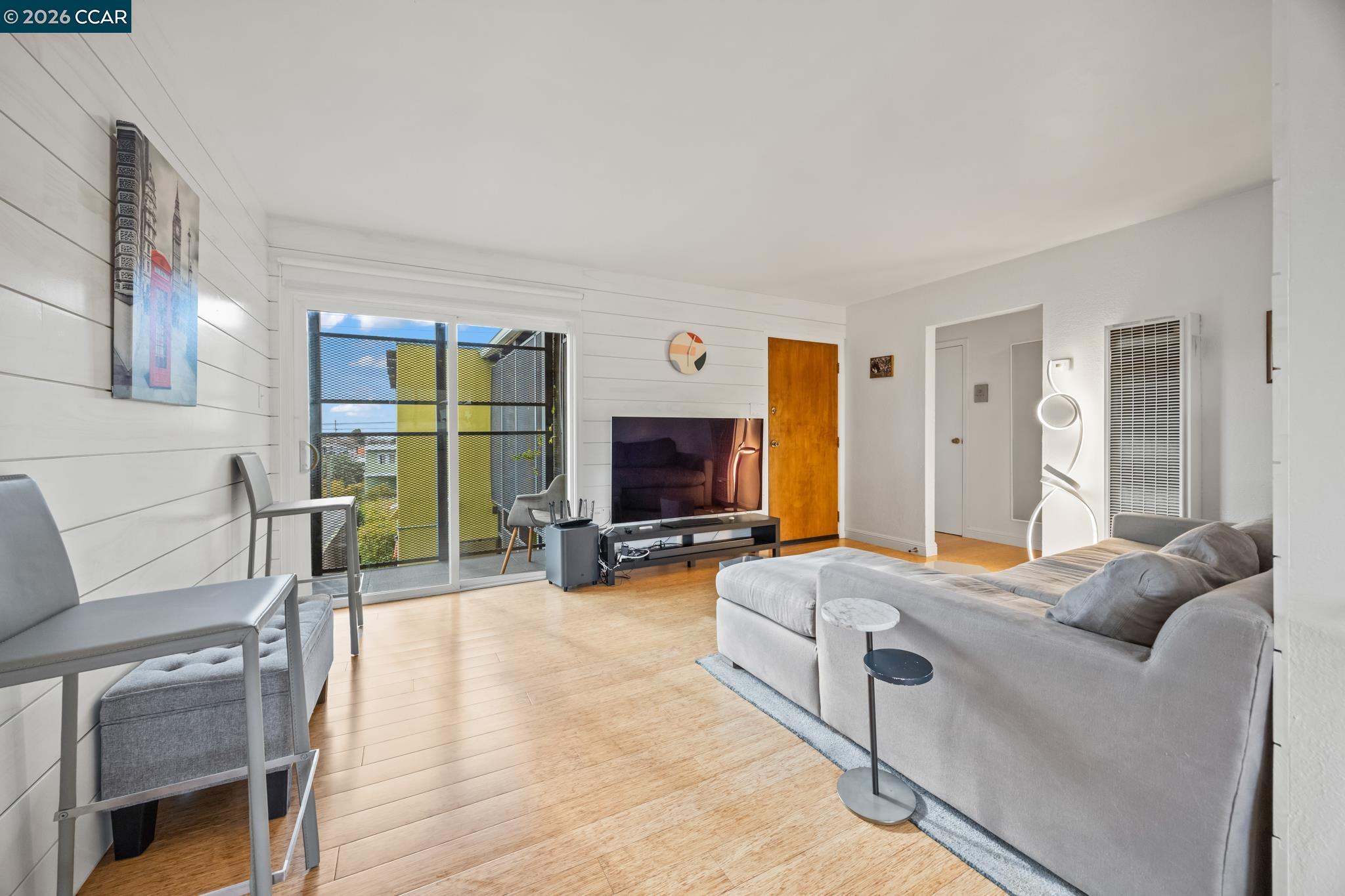 Detail Gallery Image 3 of 39 For 2327 10th Street #4,  Berkeley,  CA 94710 - 2 Beds | 1 Baths