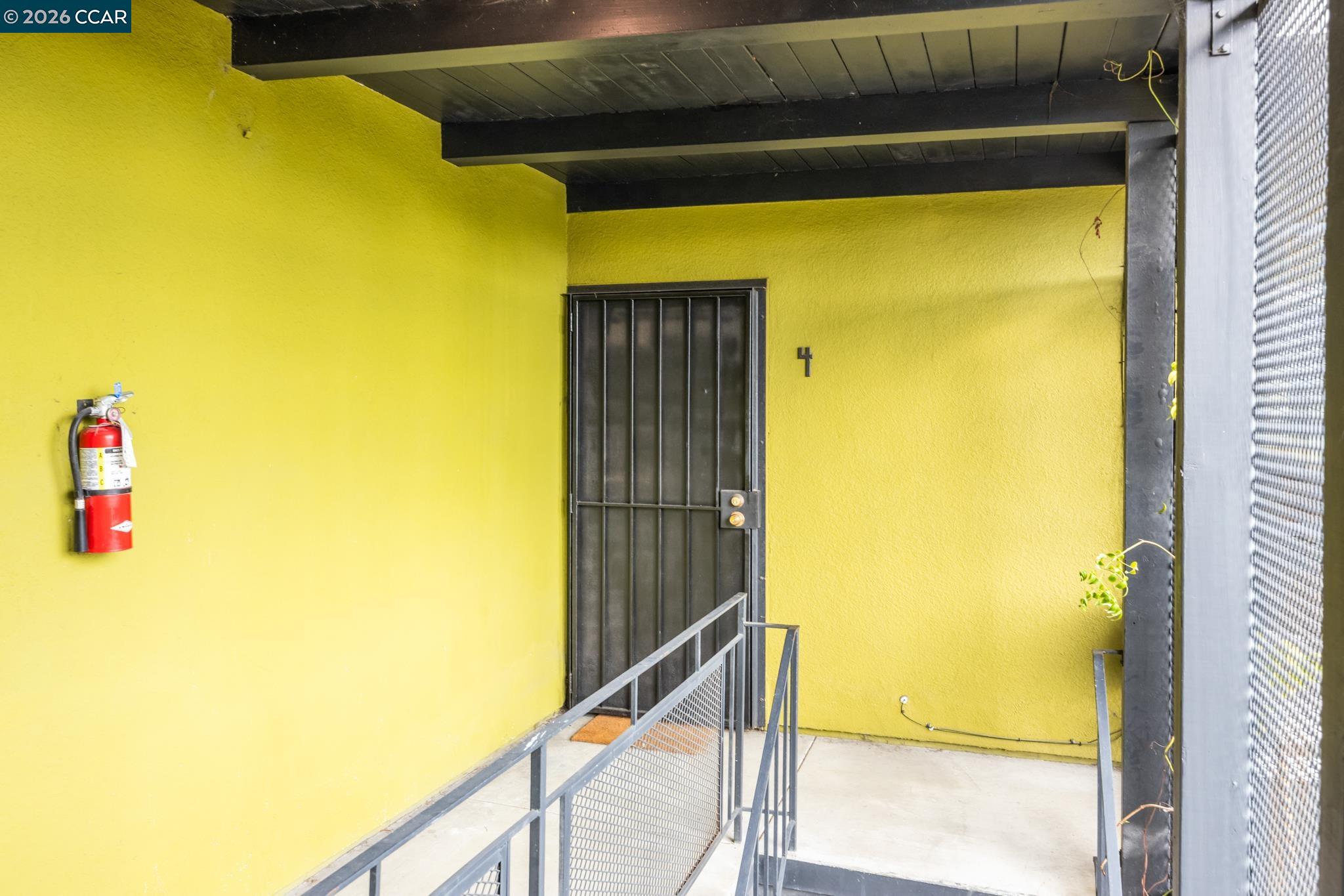 Detail Gallery Image 5 of 39 For 2327 10th Street #4,  Berkeley,  CA 94710 - 2 Beds | 1 Baths