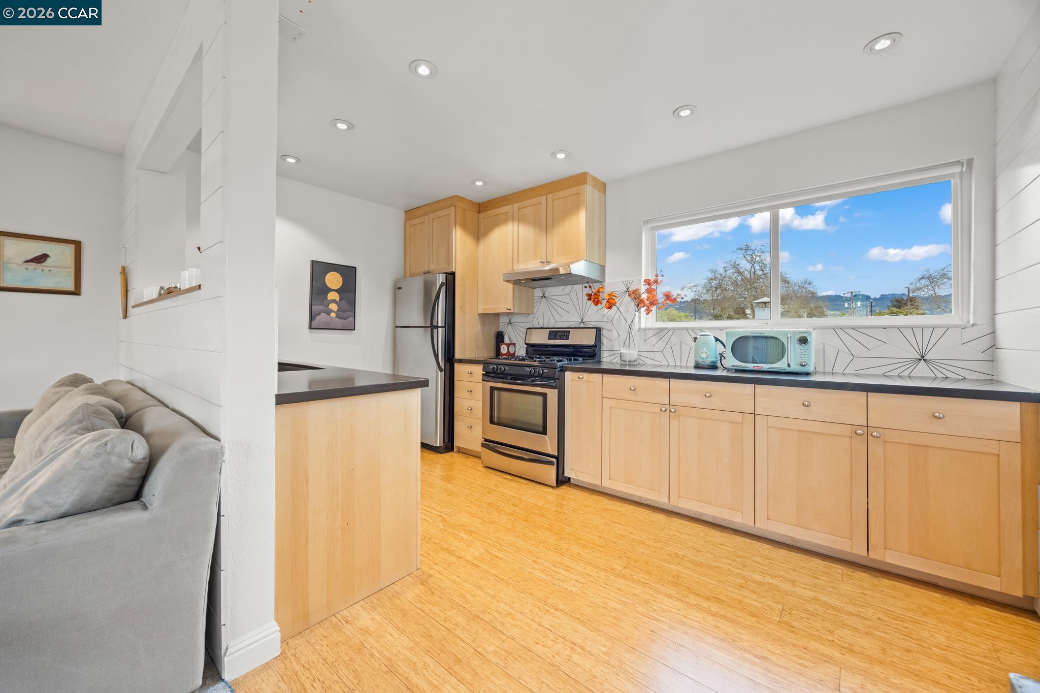 Detail Gallery Image 9 of 39 For 2327 10th Street #4,  Berkeley,  CA 94710 - 2 Beds | 1 Baths