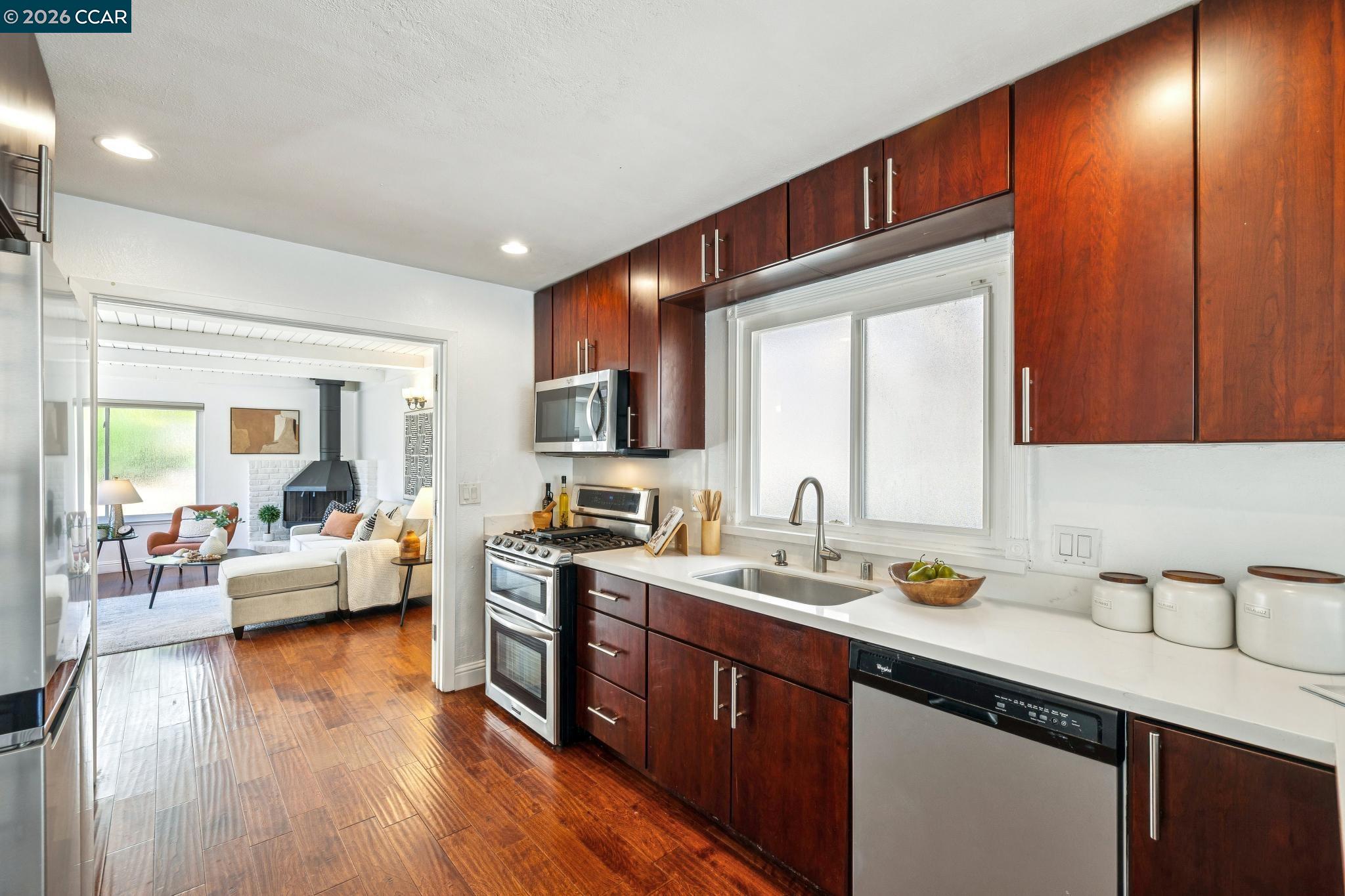 Detail Gallery Image 12 of 53 For 4037 Rusting Ave, Oakland,  CA 94605 - 4 Beds | 2 Baths