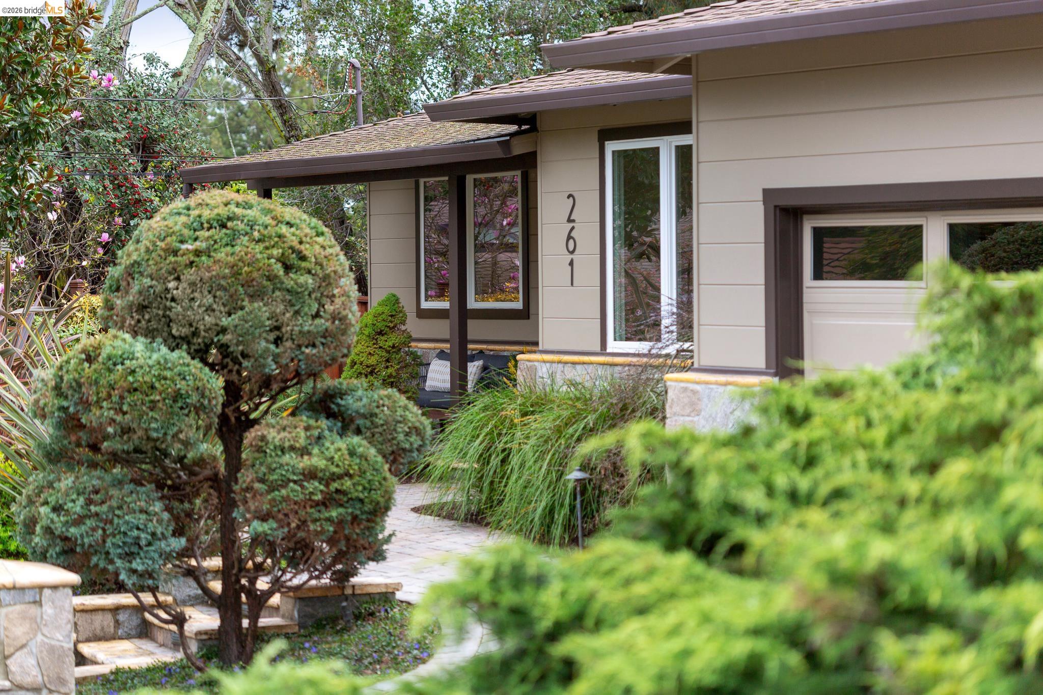 Detail Gallery Image 2 of 52 For 261 Silverado Ct, Oakland,  CA 94605 - 3 Beds | 2 Baths