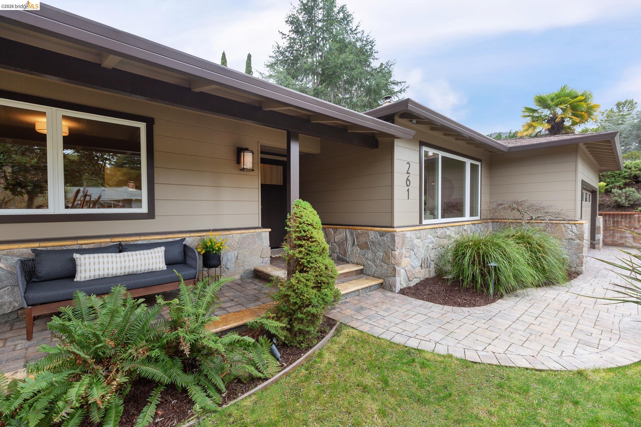 Detail Gallery Image 3 of 52 For 261 Silverado Ct, Oakland,  CA 94605 - 3 Beds | 2 Baths