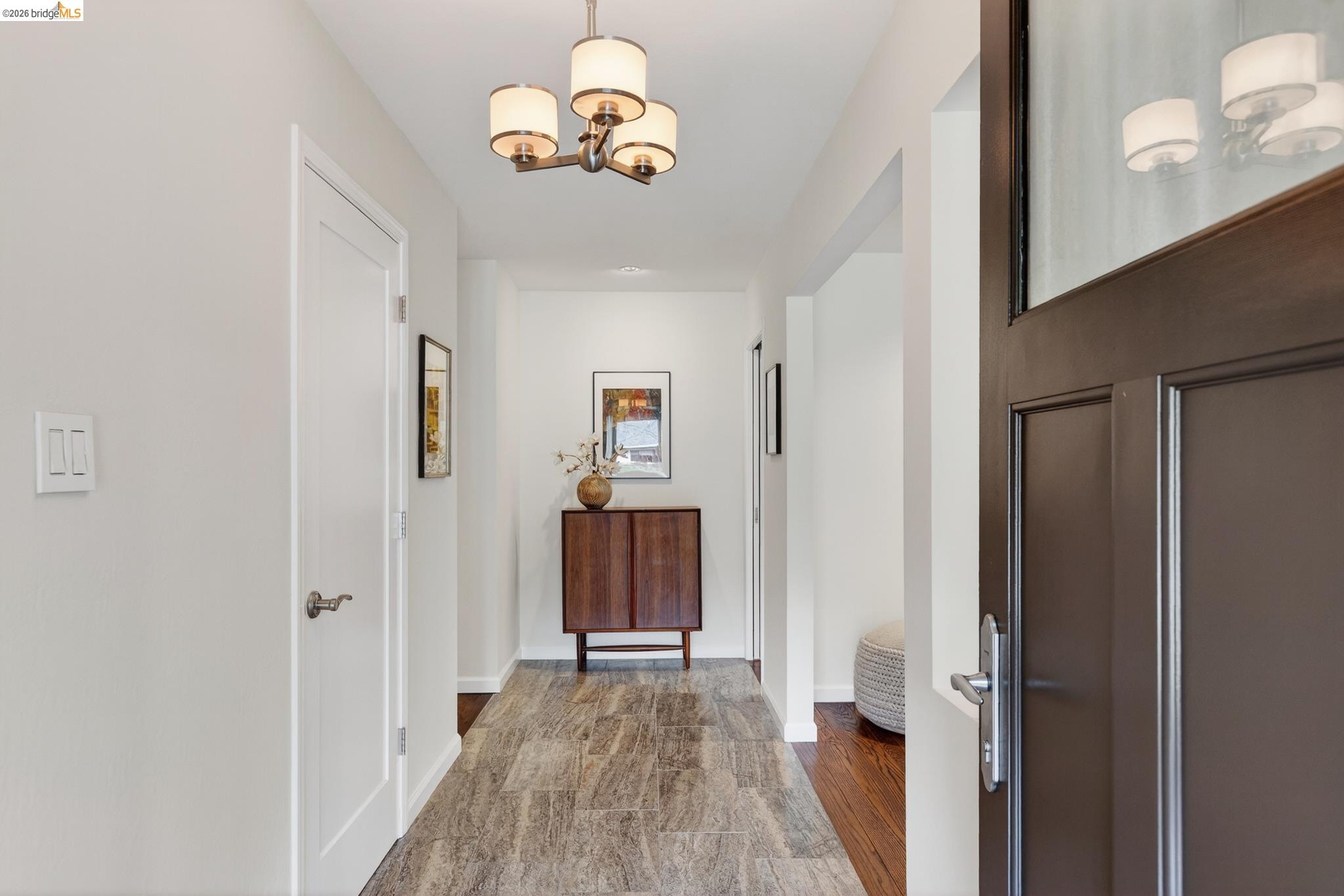 Detail Gallery Image 4 of 52 For 261 Silverado Ct, Oakland,  CA 94605 - 3 Beds | 2 Baths