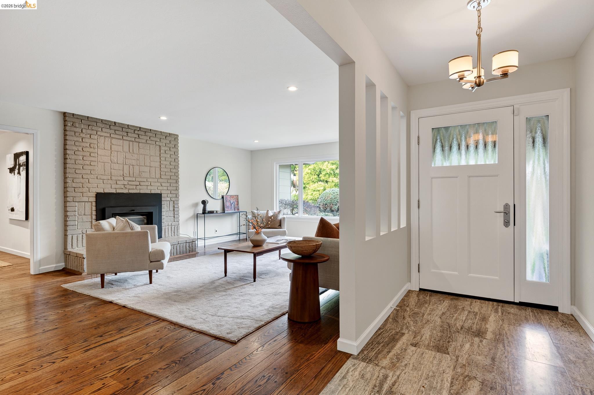 Detail Gallery Image 5 of 52 For 261 Silverado Ct, Oakland,  CA 94605 - 3 Beds | 2 Baths