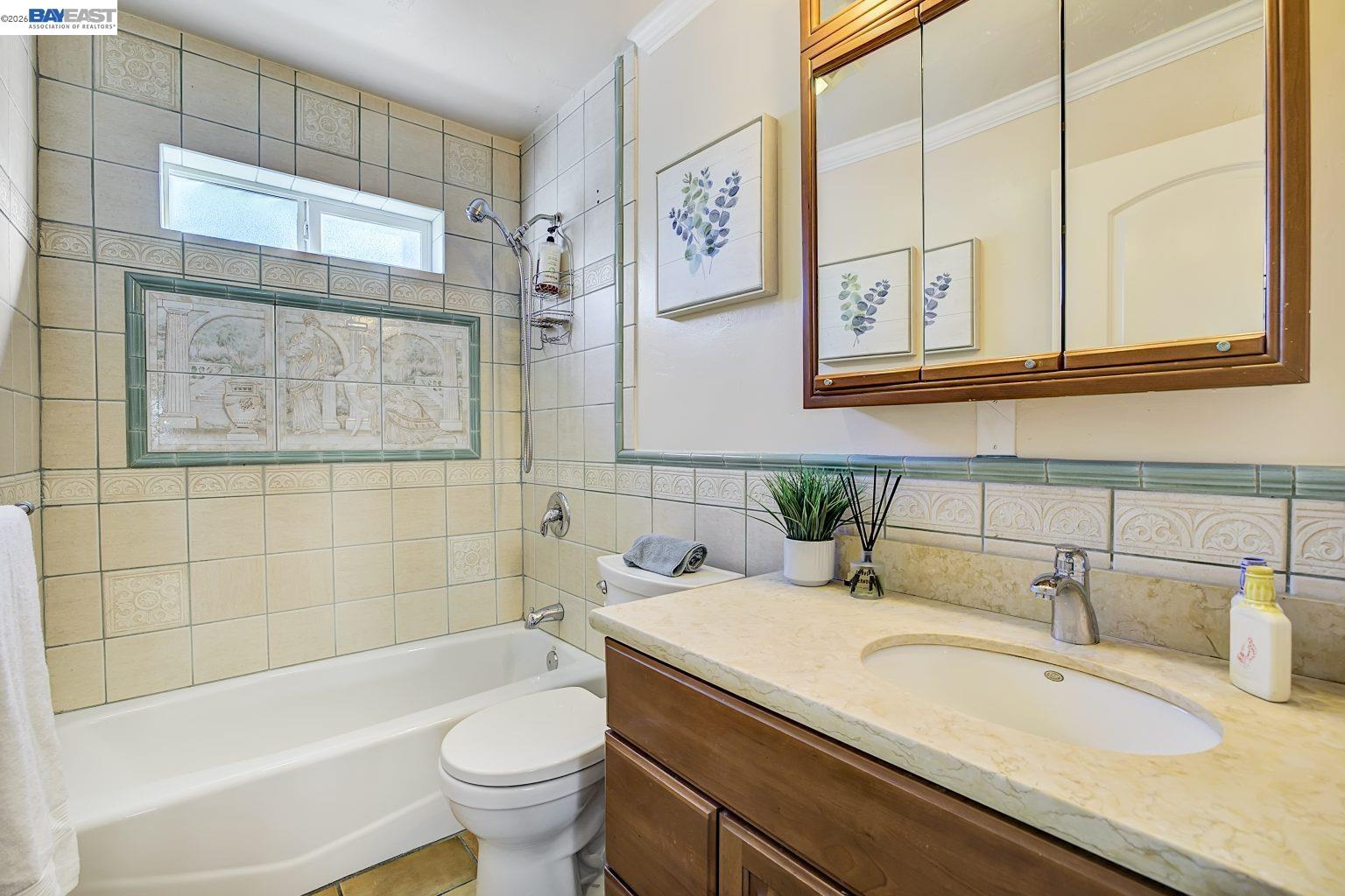 Detail Gallery Image 17 of 55 For 2635 E 10th St, Oakland,  CA 94601 - 4 Beds | 3 Baths