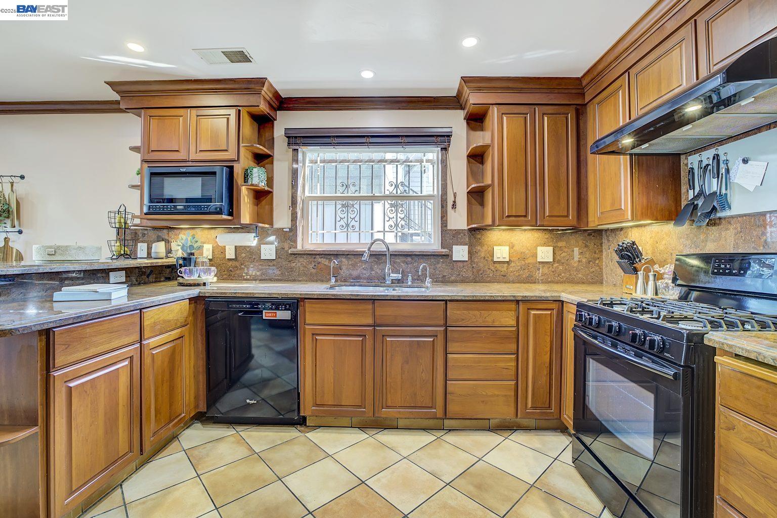 Detail Gallery Image 19 of 55 For 2635 E 10th St, Oakland,  CA 94601 - 4 Beds | 3 Baths