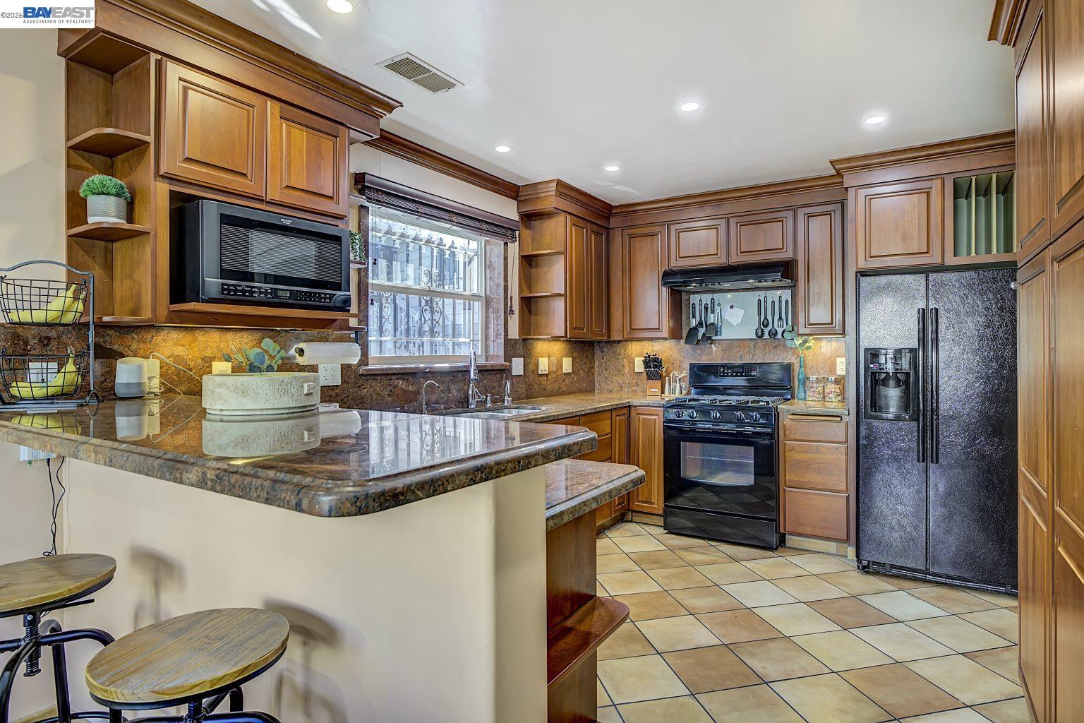 Detail Gallery Image 21 of 55 For 2635 E 10th St, Oakland,  CA 94601 - 4 Beds | 3 Baths