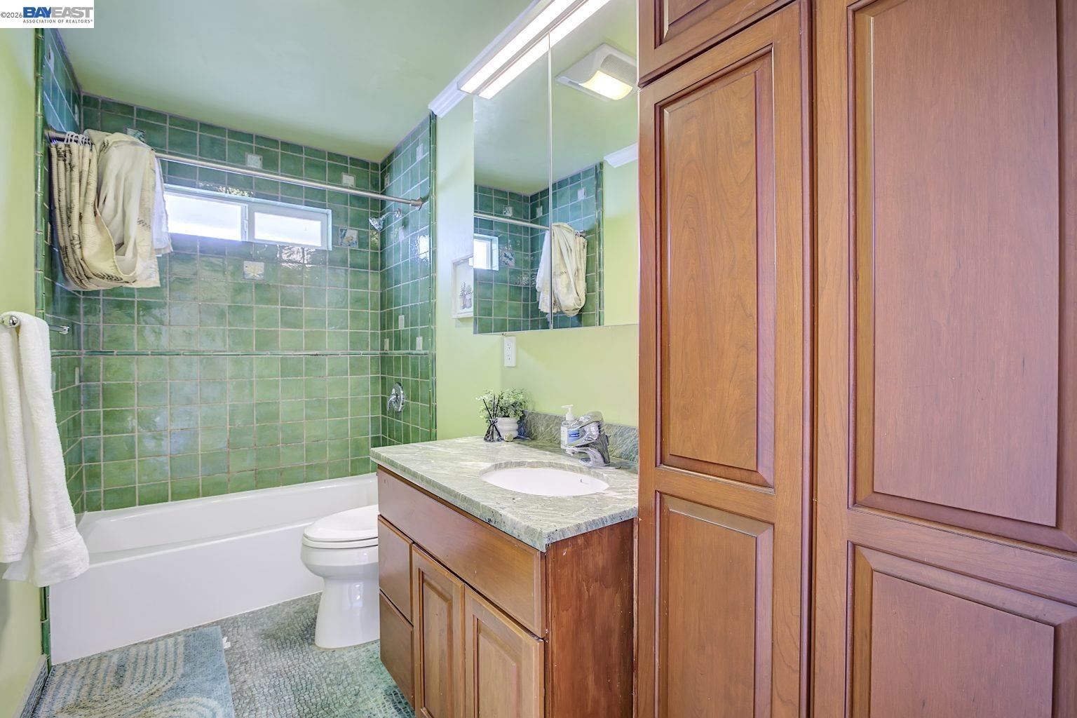 Detail Gallery Image 32 of 55 For 2635 E 10th St, Oakland,  CA 94601 - 4 Beds | 3 Baths