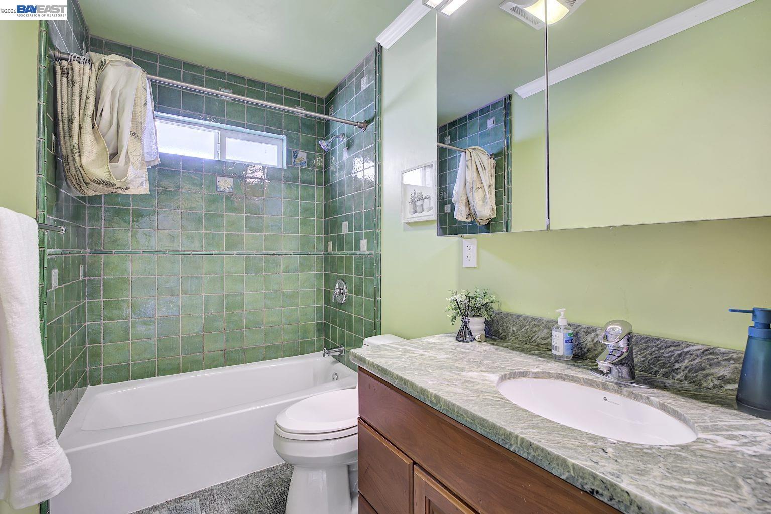 Detail Gallery Image 33 of 55 For 2635 E 10th St, Oakland,  CA 94601 - 4 Beds | 3 Baths