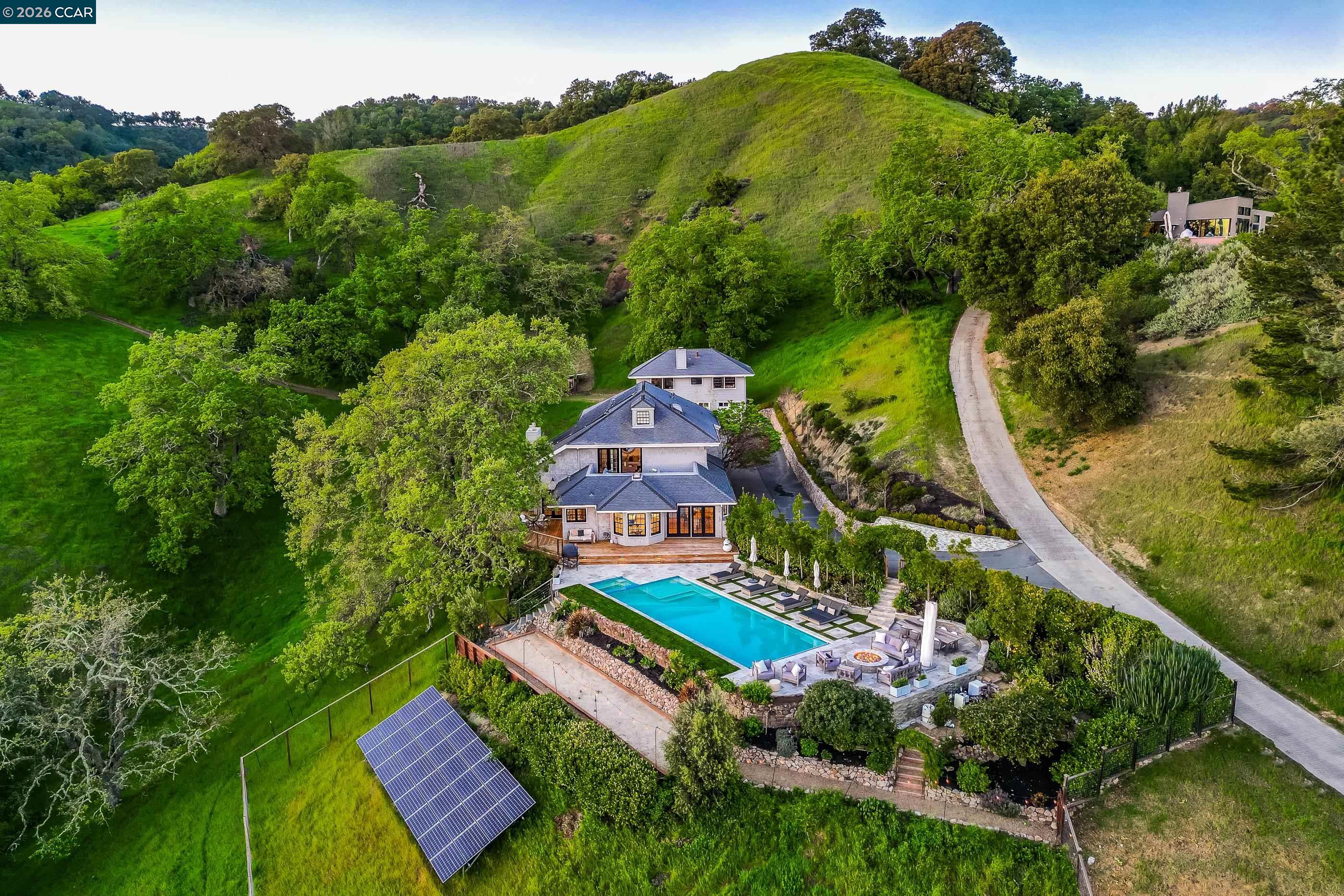 Detail Gallery Image 4 of 59 For 33 Deer Trail, Lafayette,  CA 94549 - 6 Beds | 4/1 Baths