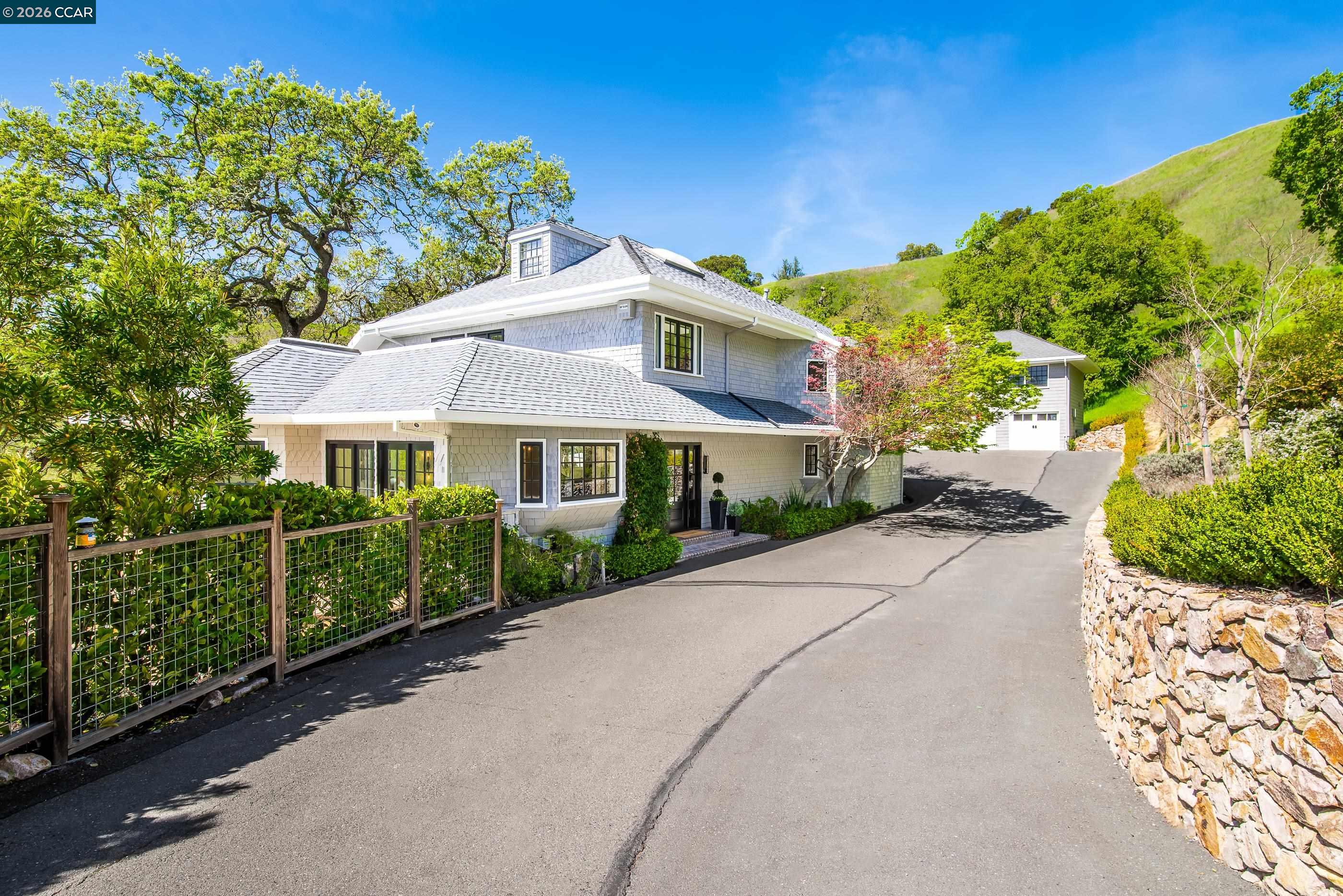 Detail Gallery Image 5 of 59 For 33 Deer Trail, Lafayette,  CA 94549 - 6 Beds | 4/1 Baths