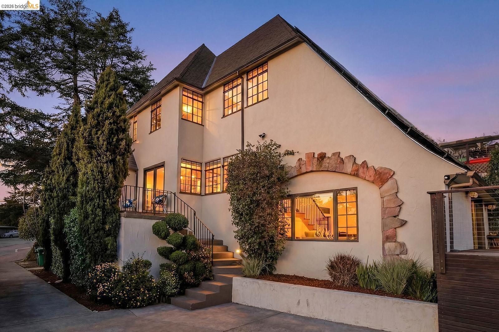 Detail Gallery Image 2 of 53 For 6344 Snake Rd, Oakland,  CA 94611 - 4 Beds | 2/1 Baths