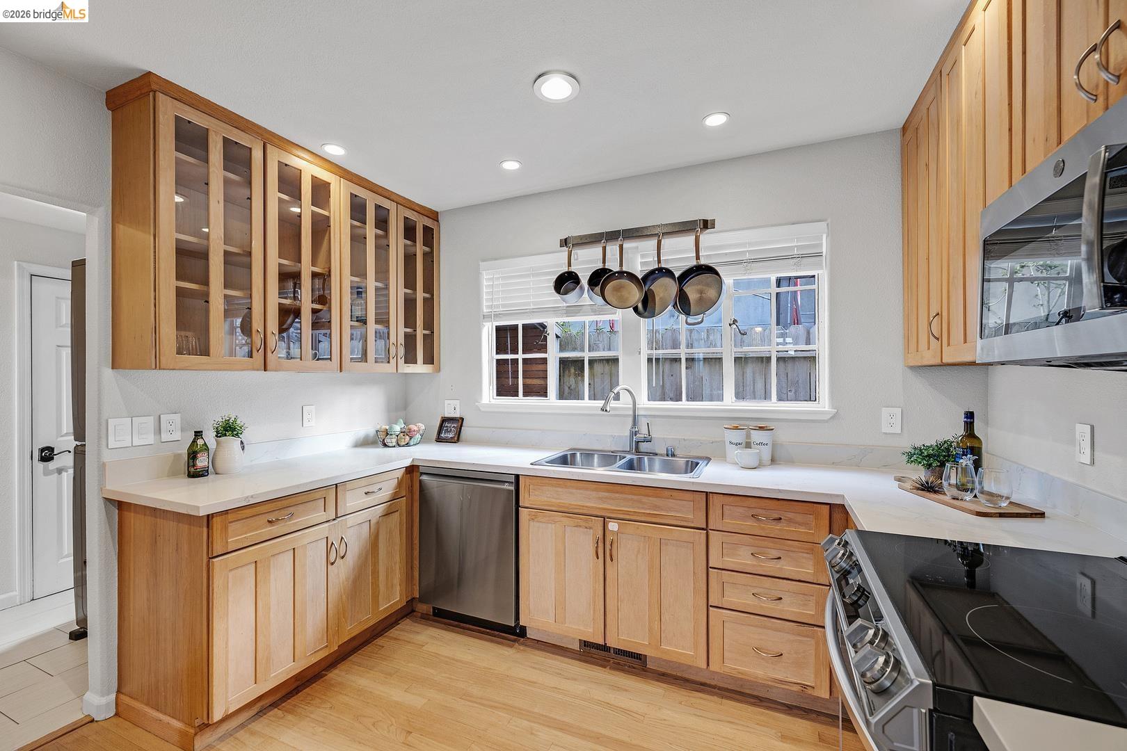 Detail Gallery Image 11 of 53 For 6344 Snake Rd, Oakland,  CA 94611 - 4 Beds | 2/1 Baths