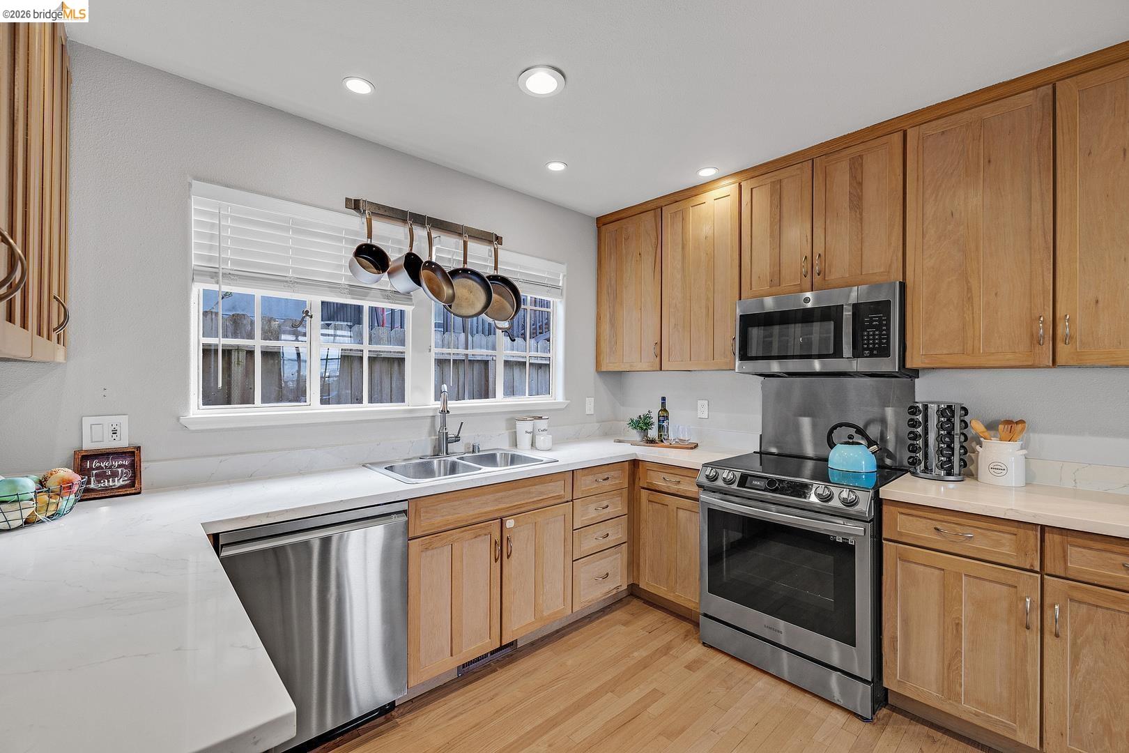 Detail Gallery Image 12 of 53 For 6344 Snake Rd, Oakland,  CA 94611 - 4 Beds | 2/1 Baths