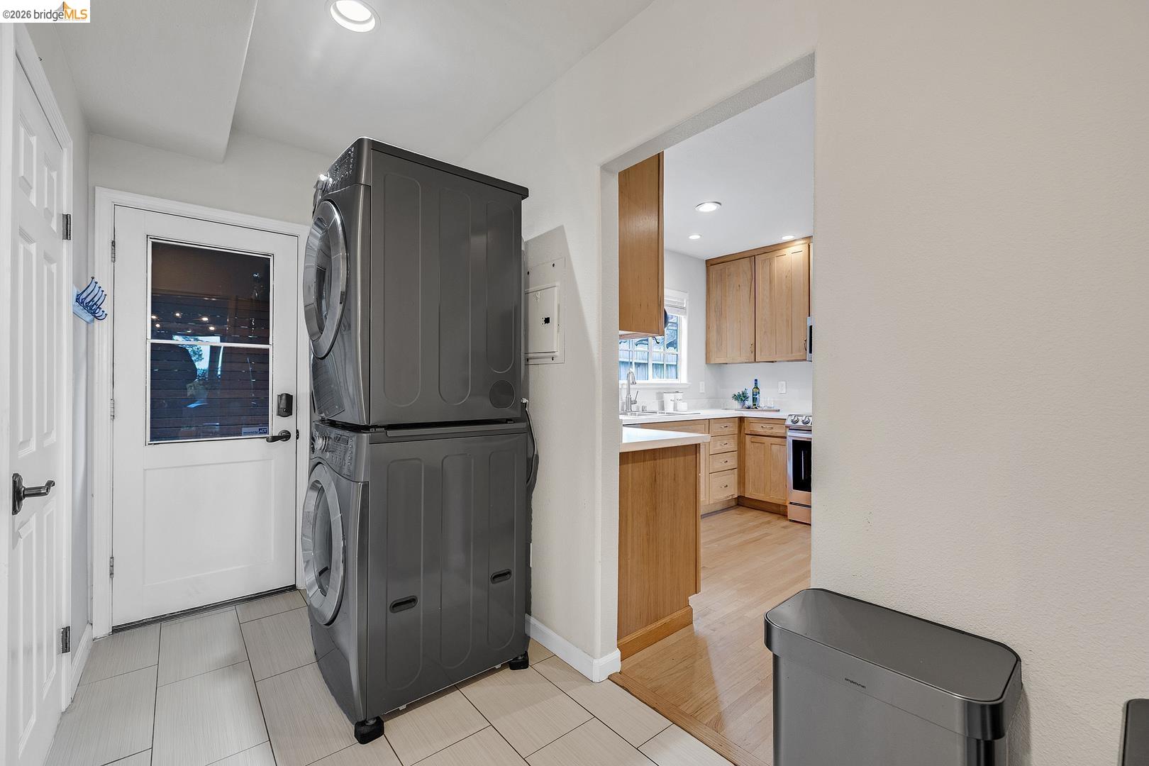 Detail Gallery Image 16 of 53 For 6344 Snake Rd, Oakland,  CA 94611 - 4 Beds | 2/1 Baths