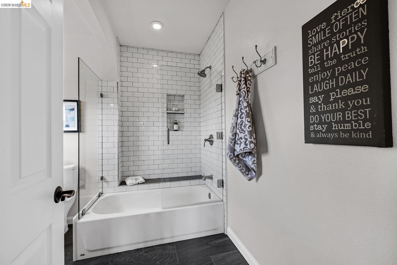 Detail Gallery Image 19 of 53 For 6344 Snake Rd, Oakland,  CA 94611 - 4 Beds | 2/1 Baths