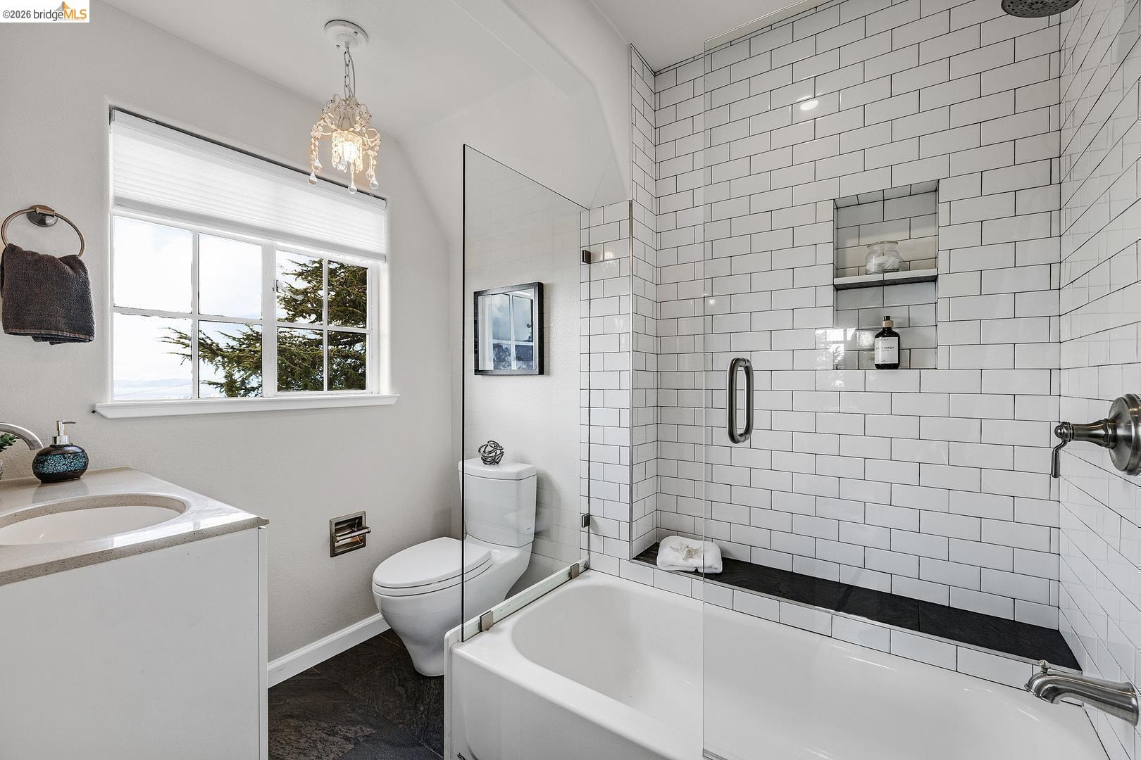 Detail Gallery Image 20 of 53 For 6344 Snake Rd, Oakland,  CA 94611 - 4 Beds | 2/1 Baths