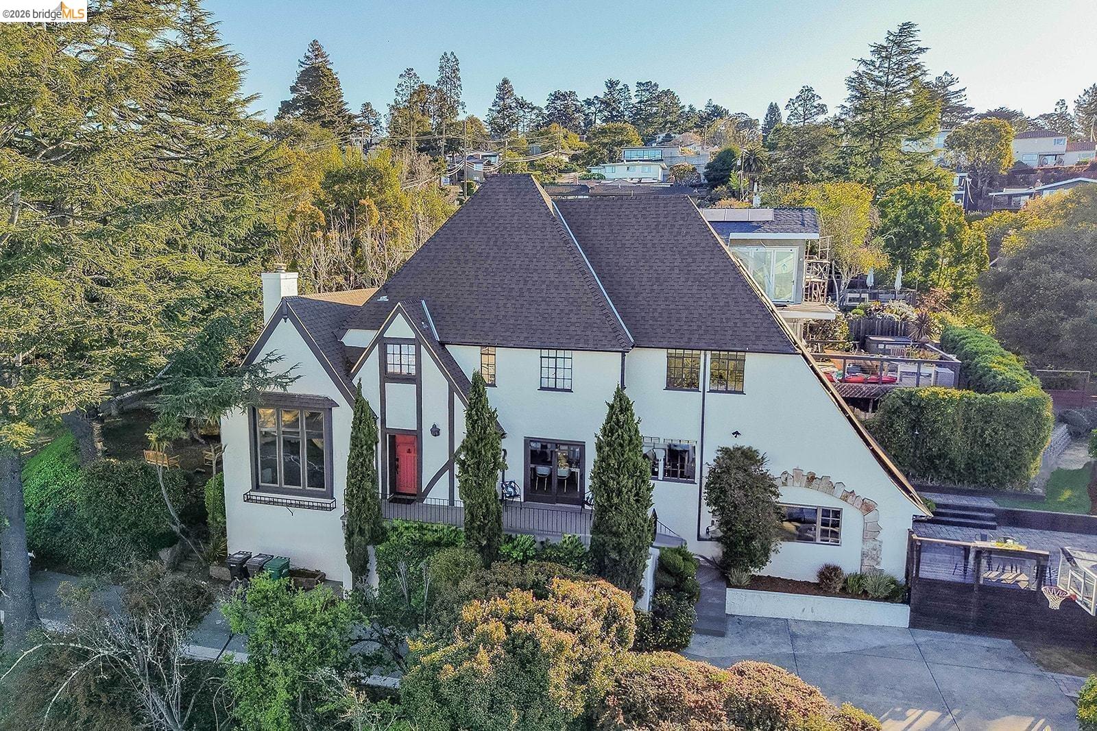 Detail Gallery Image 3 of 53 For 6344 Snake Rd, Oakland,  CA 94611 - 4 Beds | 2/1 Baths