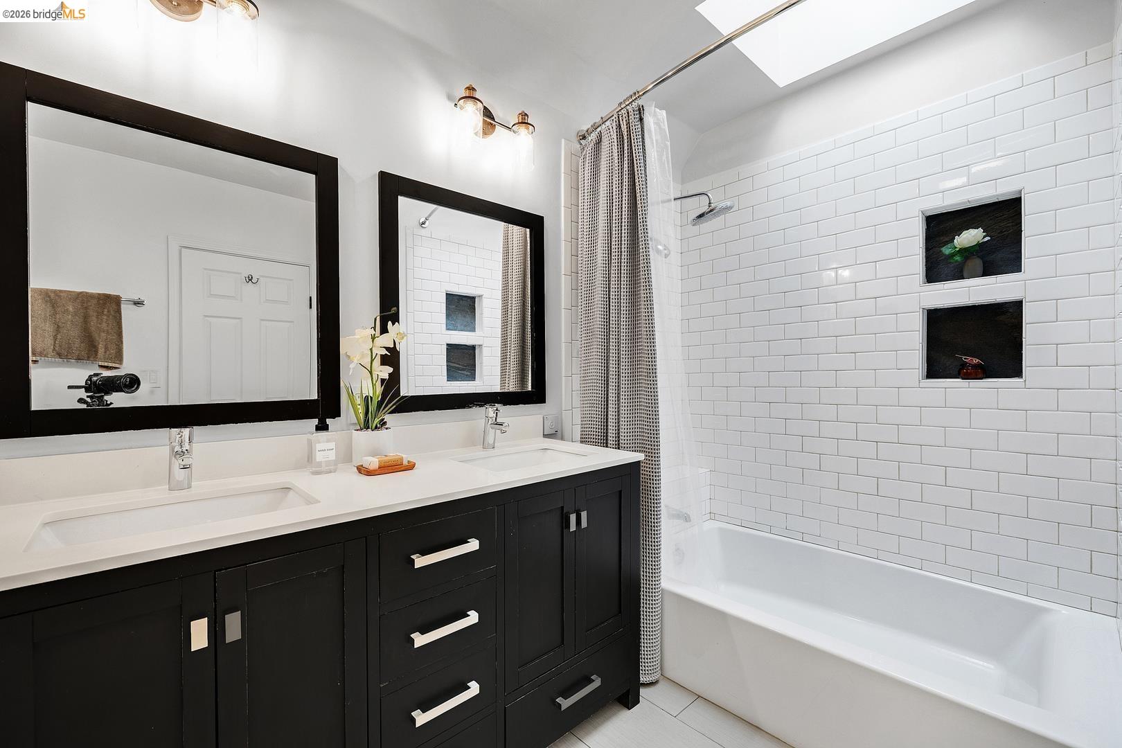 Detail Gallery Image 24 of 53 For 6344 Snake Rd, Oakland,  CA 94611 - 4 Beds | 2/1 Baths