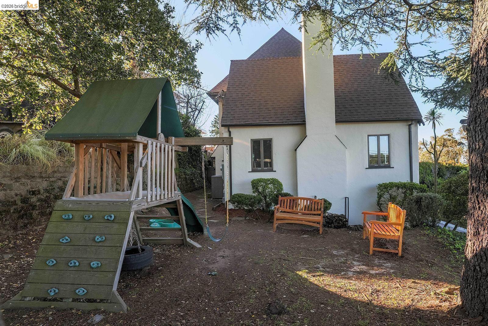 Detail Gallery Image 4 of 53 For 6344 Snake Rd, Oakland,  CA 94611 - 4 Beds | 2/1 Baths