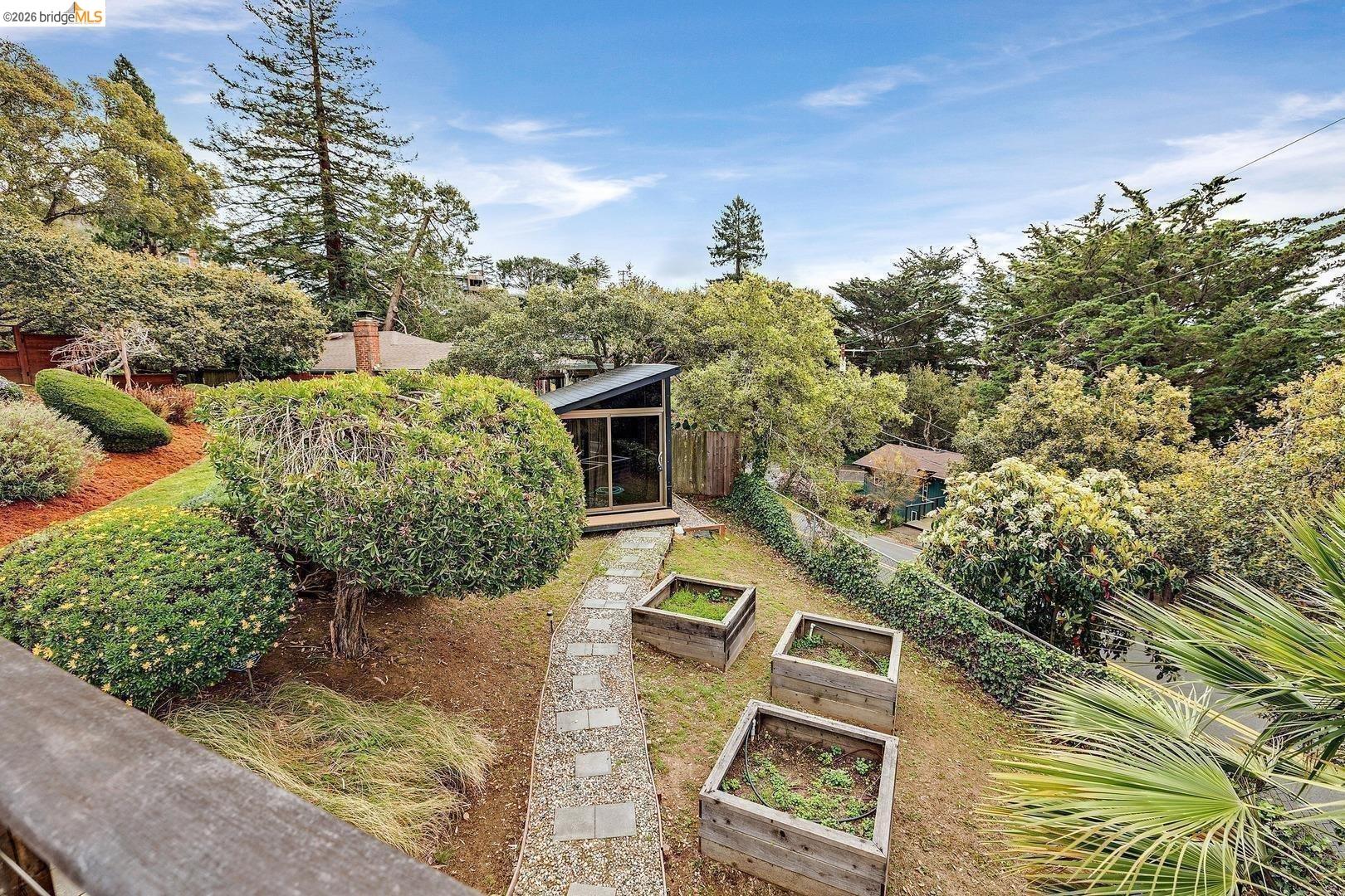 Detail Gallery Image 32 of 53 For 6344 Snake Rd, Oakland,  CA 94611 - 4 Beds | 2/1 Baths