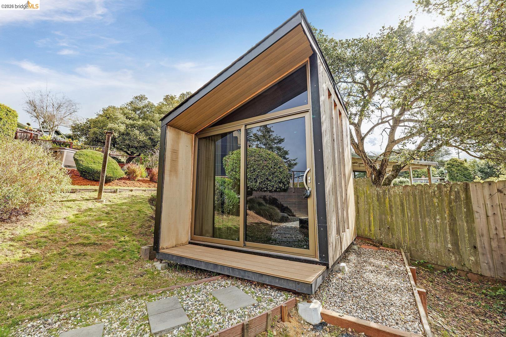 Detail Gallery Image 33 of 53 For 6344 Snake Rd, Oakland,  CA 94611 - 4 Beds | 2/1 Baths