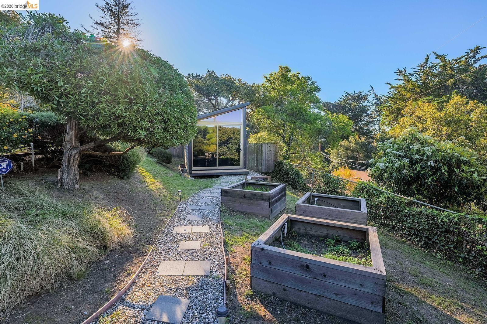 Detail Gallery Image 35 of 53 For 6344 Snake Rd, Oakland,  CA 94611 - 4 Beds | 2/1 Baths