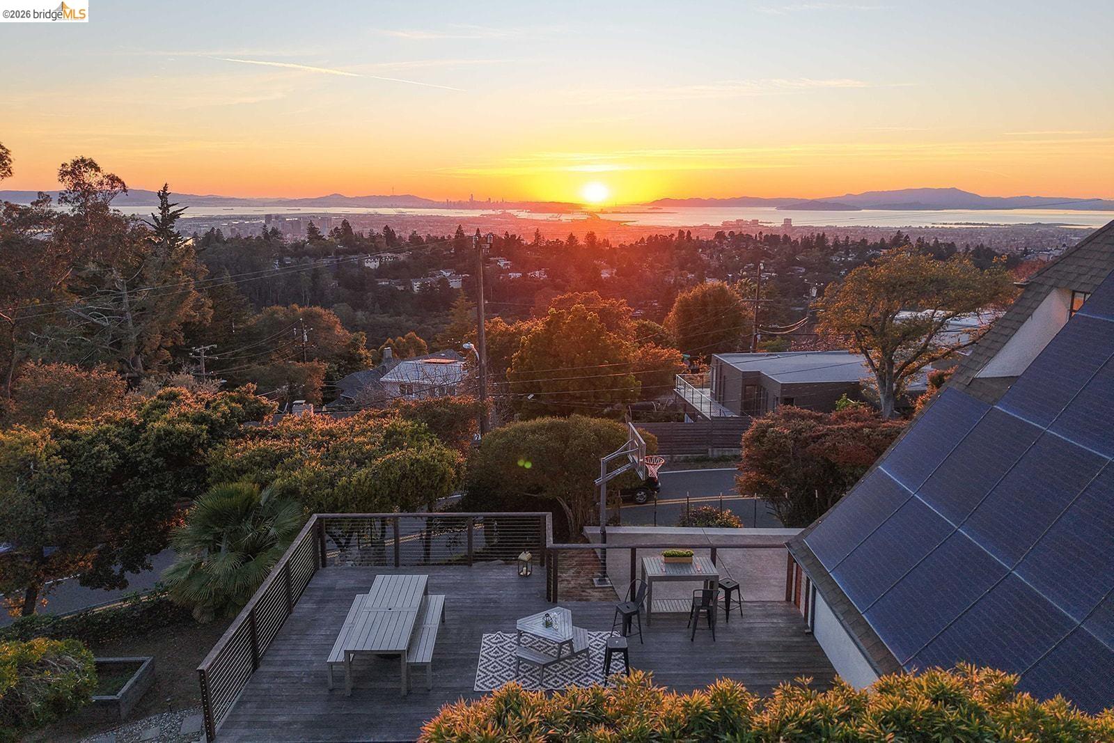 Detail Gallery Image 42 of 53 For 6344 Snake Rd, Oakland,  CA 94611 - 4 Beds | 2/1 Baths