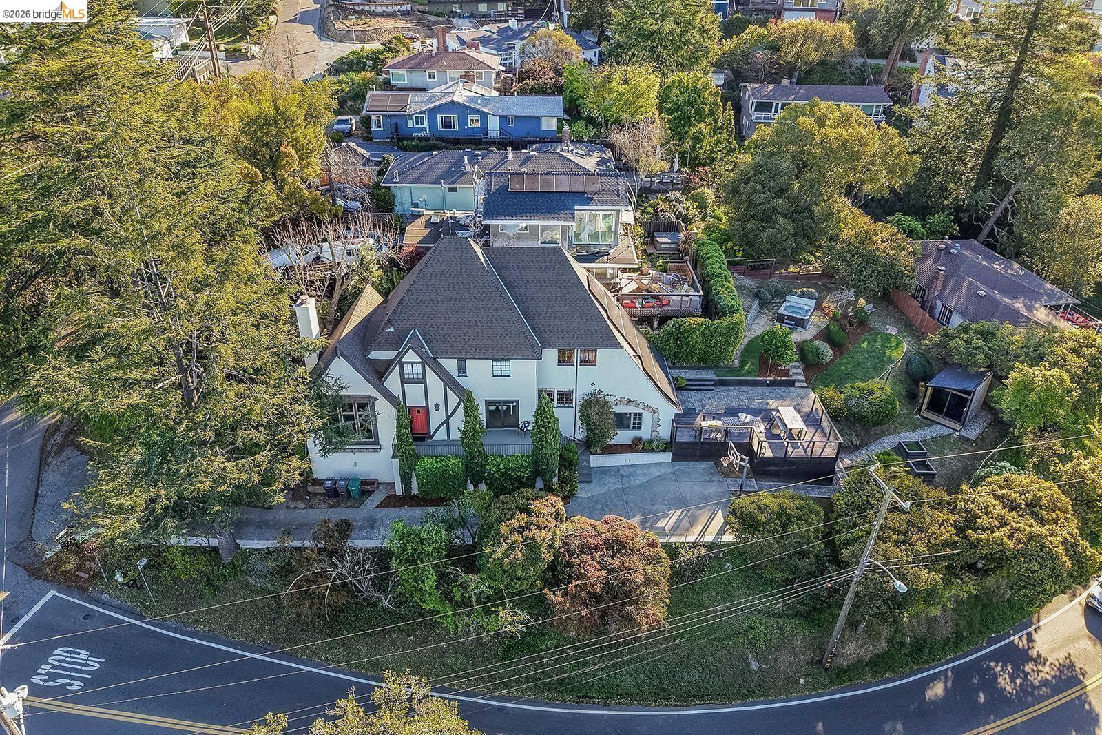 Detail Gallery Image 52 of 53 For 6344 Snake Rd, Oakland,  CA 94611 - 4 Beds | 2/1 Baths