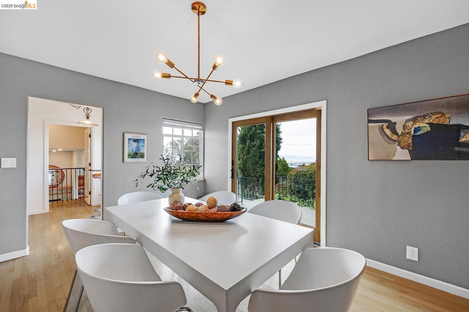 Detail Gallery Image 8 of 53 For 6344 Snake Rd, Oakland,  CA 94611 - 4 Beds | 2/1 Baths