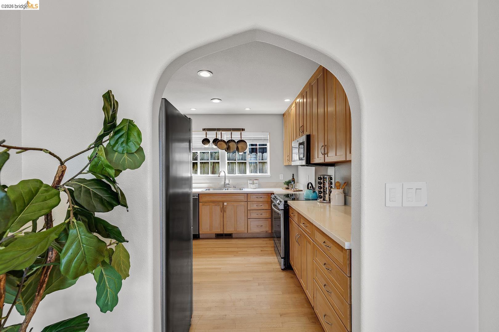 Detail Gallery Image 10 of 53 For 6344 Snake Rd, Oakland,  CA 94611 - 4 Beds | 2/1 Baths