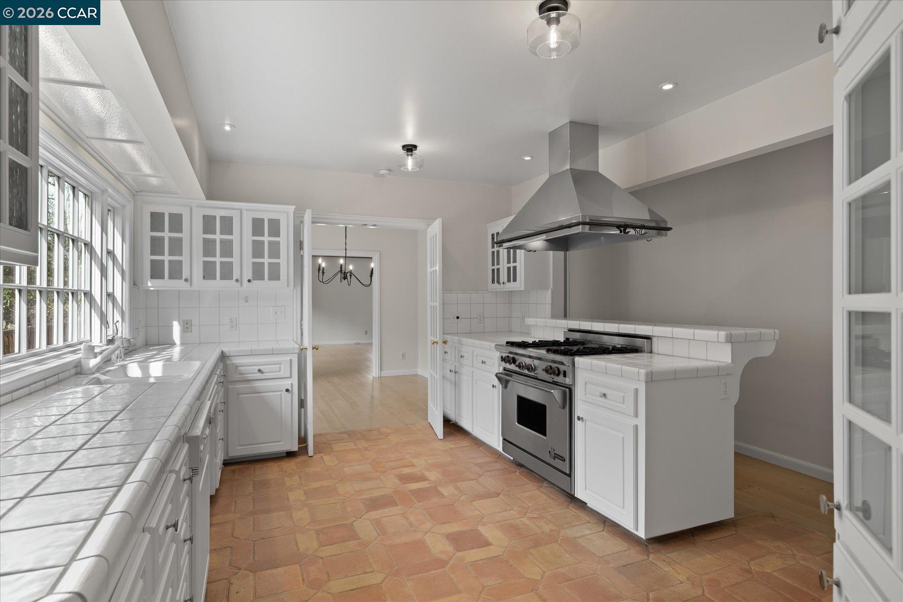 Detail Gallery Image 6 of 28 For 110 Moraga Way, Orinda,  CA 94563 - 2 Beds | 1/1 Baths