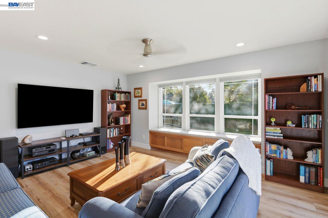 Detail Gallery Image 11 of 45 For 2124 Orion Ct, Livermore,  CA 94550 - 3 Beds | 2 Baths