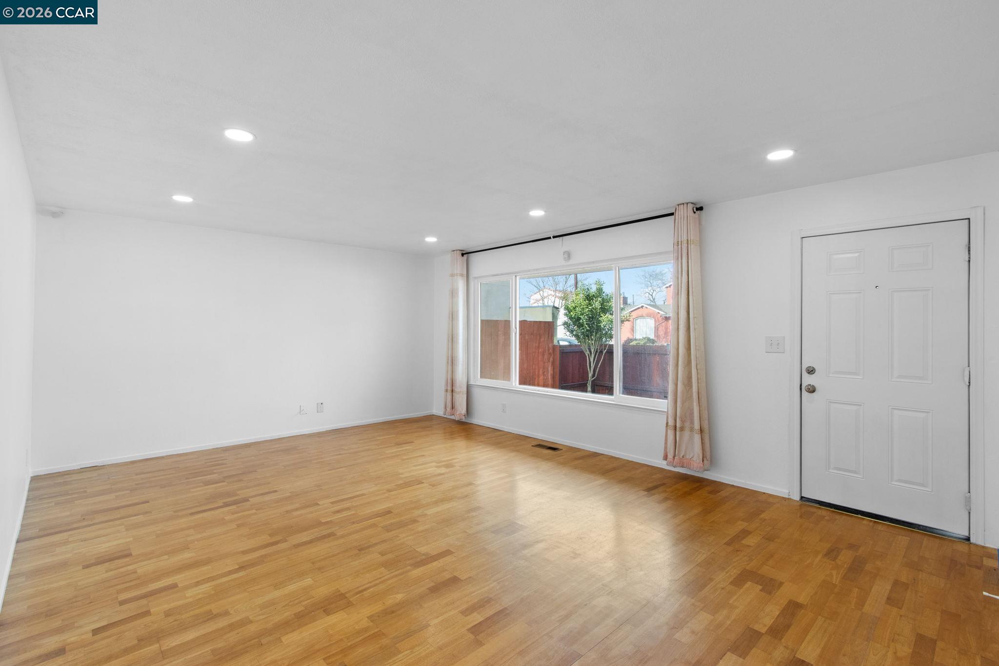 Detail Gallery Image 6 of 36 For 626 28th St, Richmond,  CA 94804 - 3 Beds | 2 Baths