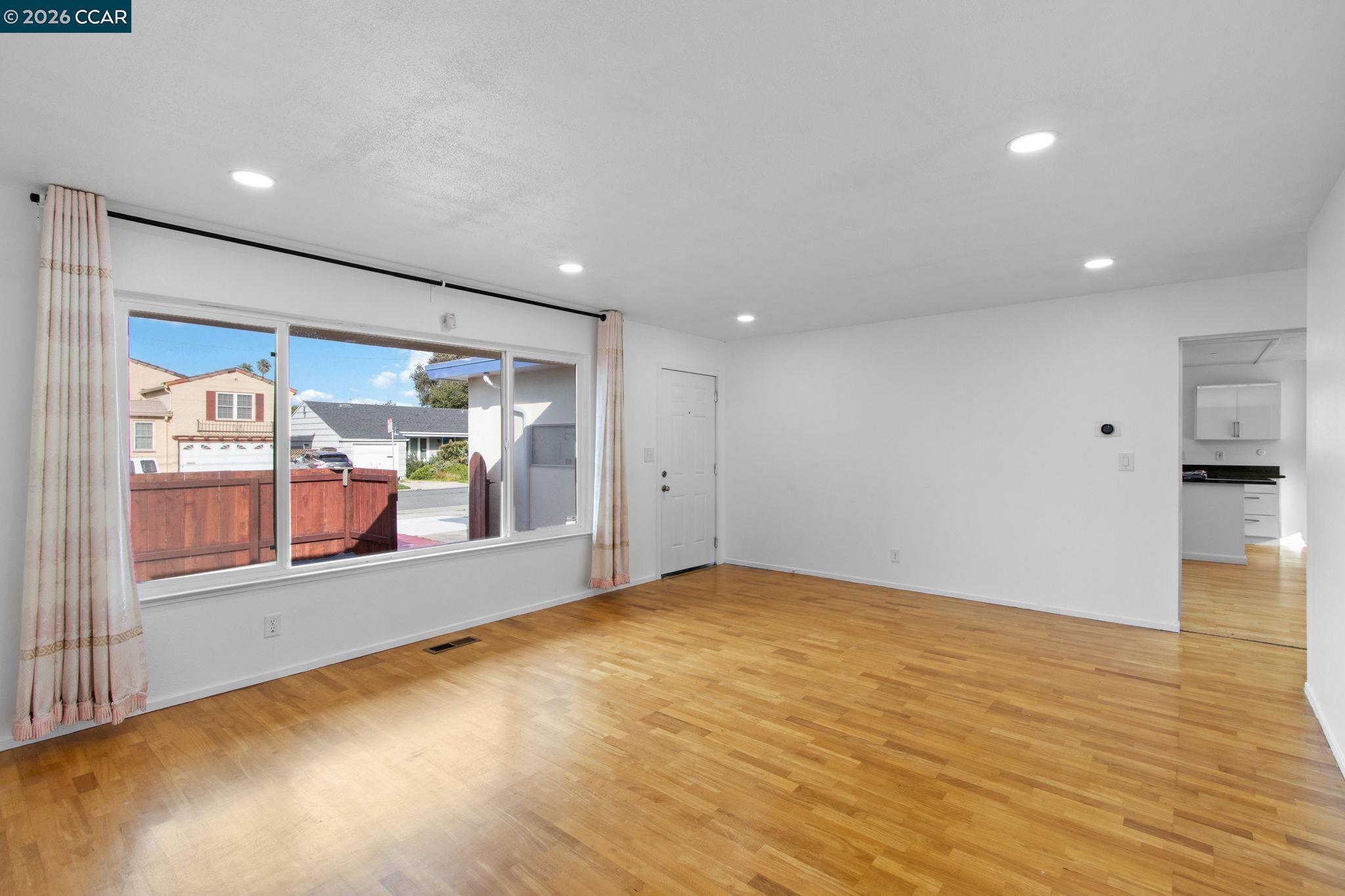 Detail Gallery Image 7 of 36 For 626 28th St, Richmond,  CA 94804 - 3 Beds | 2 Baths