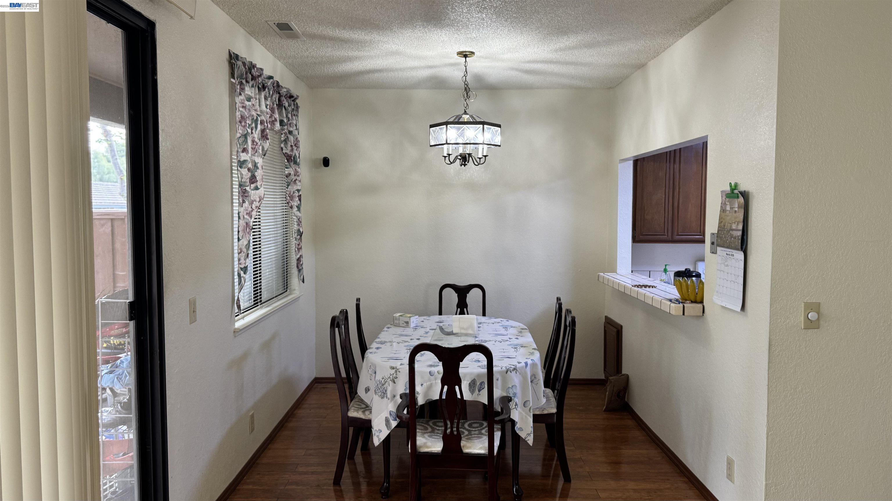 Detail Gallery Image 5 of 20 For #D,  Newark,  CA 94560 - 2 Beds | 1 Baths