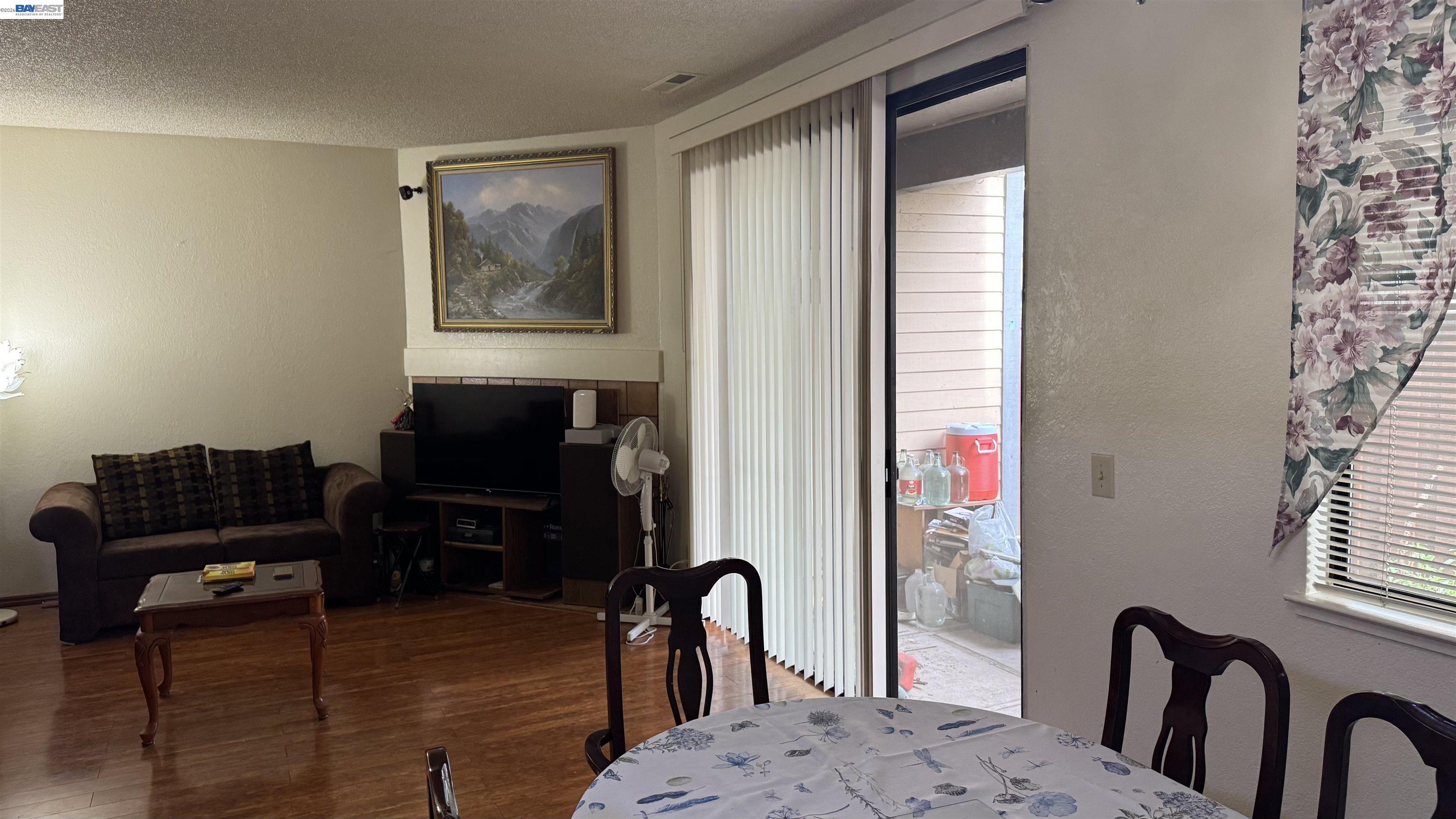 Detail Gallery Image 6 of 20 For #D,  Newark,  CA 94560 - 2 Beds | 1 Baths