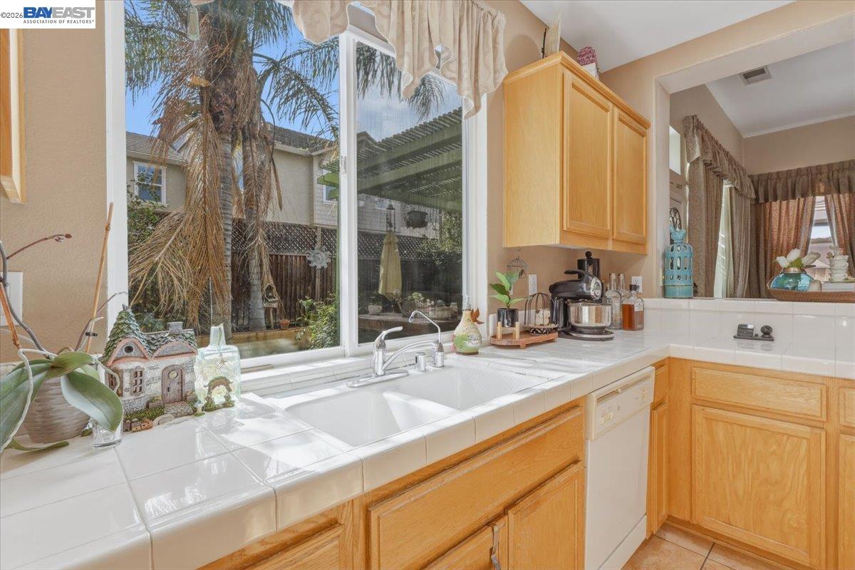 Detail Gallery Image 34 of 60 For 2248 Golden Leaf Ln., Tracy,  CA 95377 - 4 Beds | 3 Baths