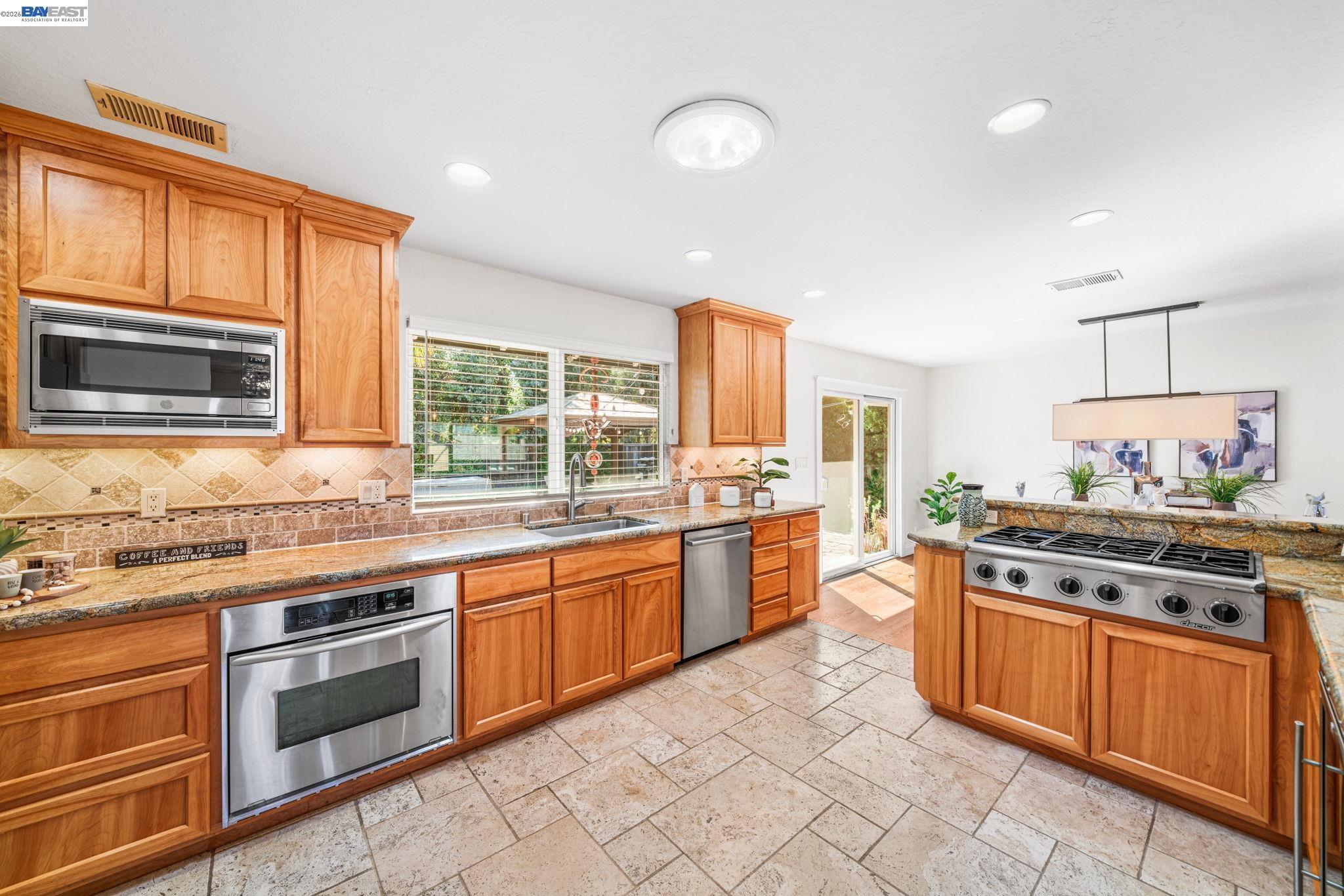 Detail Gallery Image 8 of 54 For 884 Bonita Ave, Pleasanton,  CA 94566 - 4 Beds | 2/1 Baths