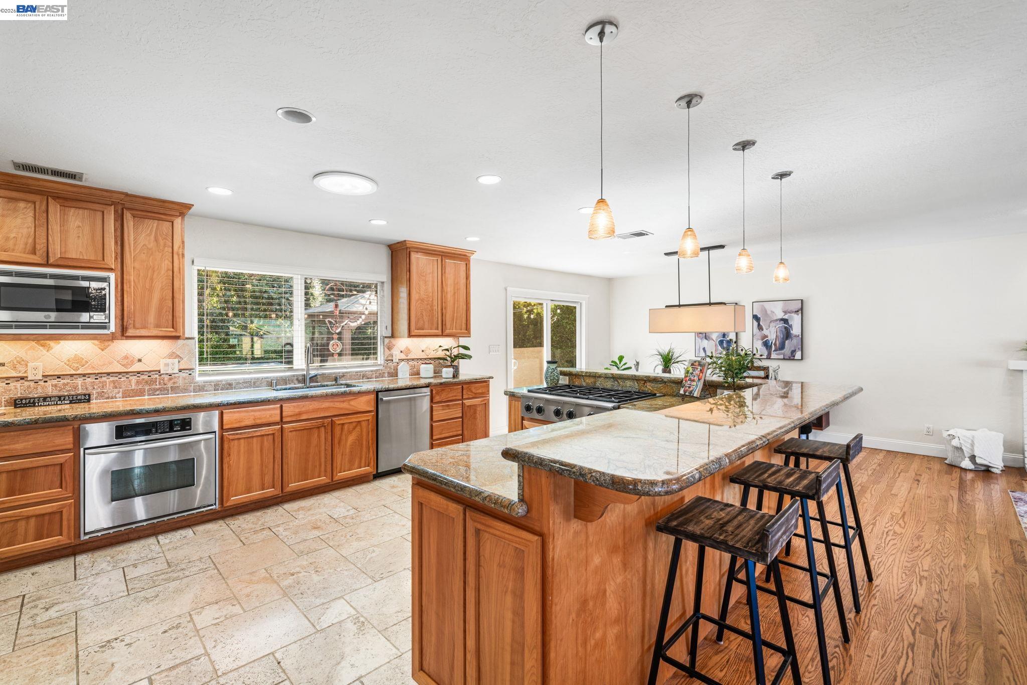 Detail Gallery Image 10 of 54 For 884 Bonita Ave, Pleasanton,  CA 94566 - 4 Beds | 2/1 Baths