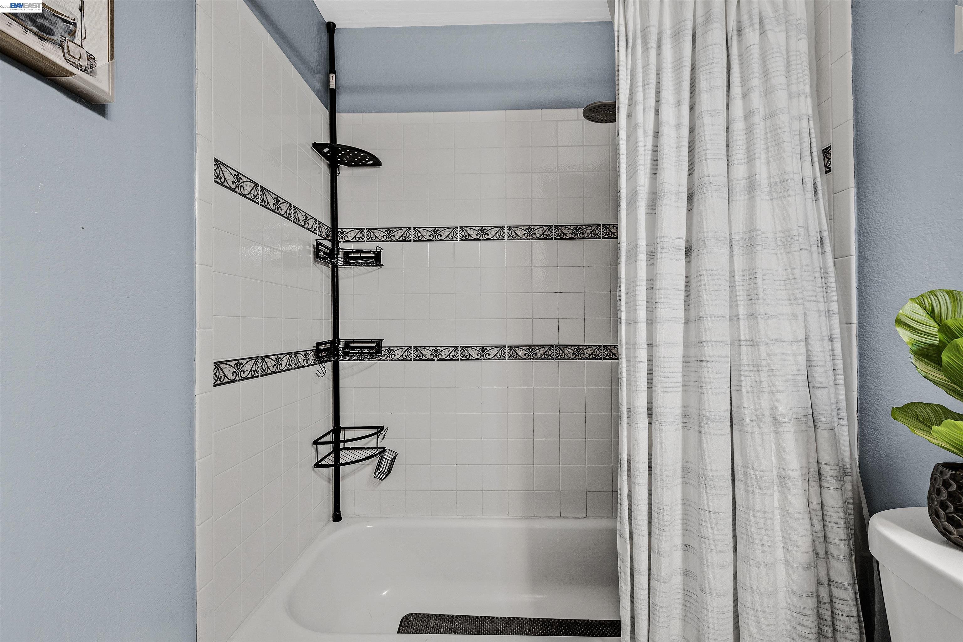 Detail Gallery Image 14 of 28 For 1615 85th Ave, Oakland,  CA 94621 - 3 Beds | 2 Baths