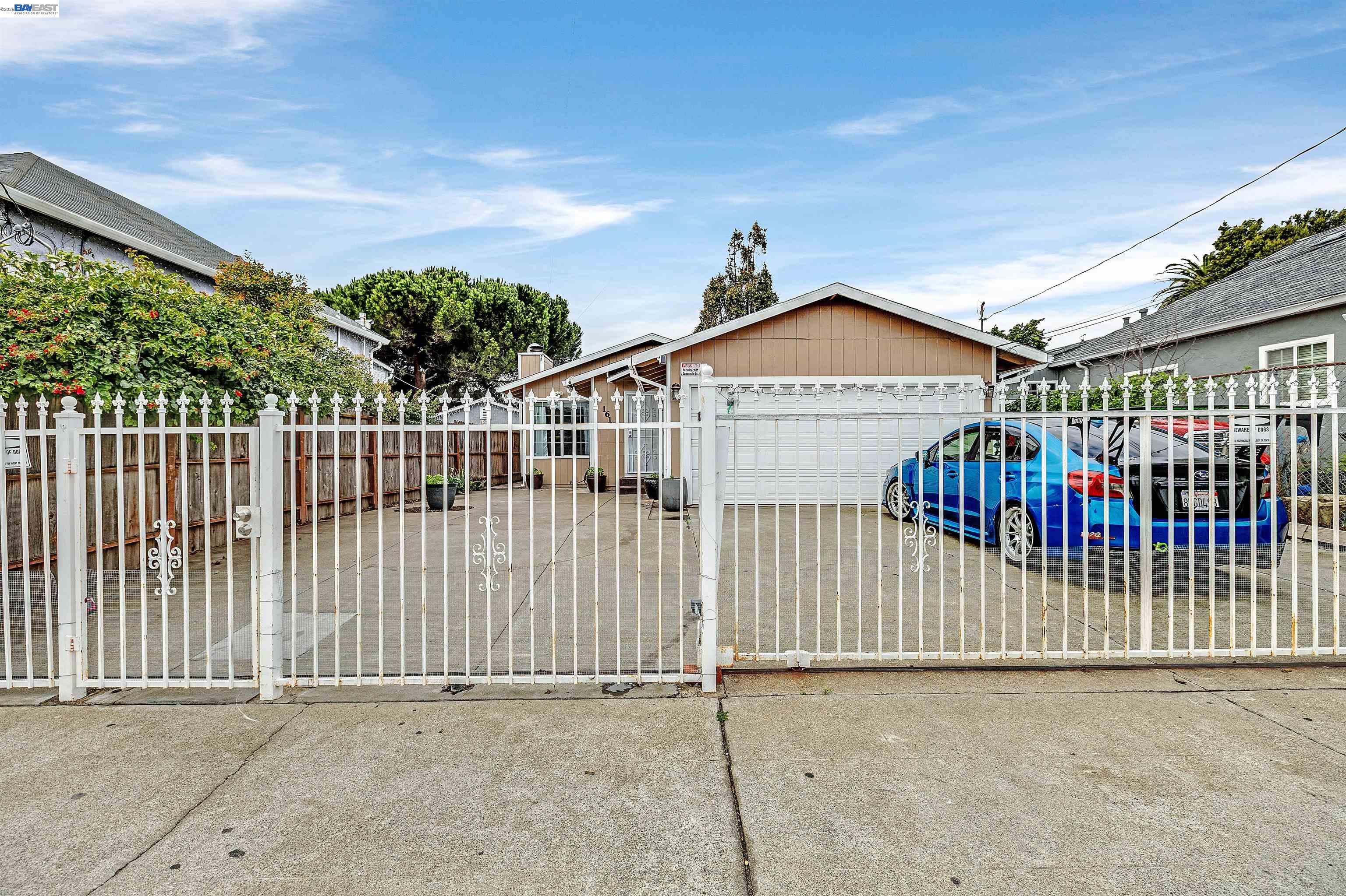 Detail Gallery Image 3 of 28 For 1615 85th Ave, Oakland,  CA 94621 - 3 Beds | 2 Baths