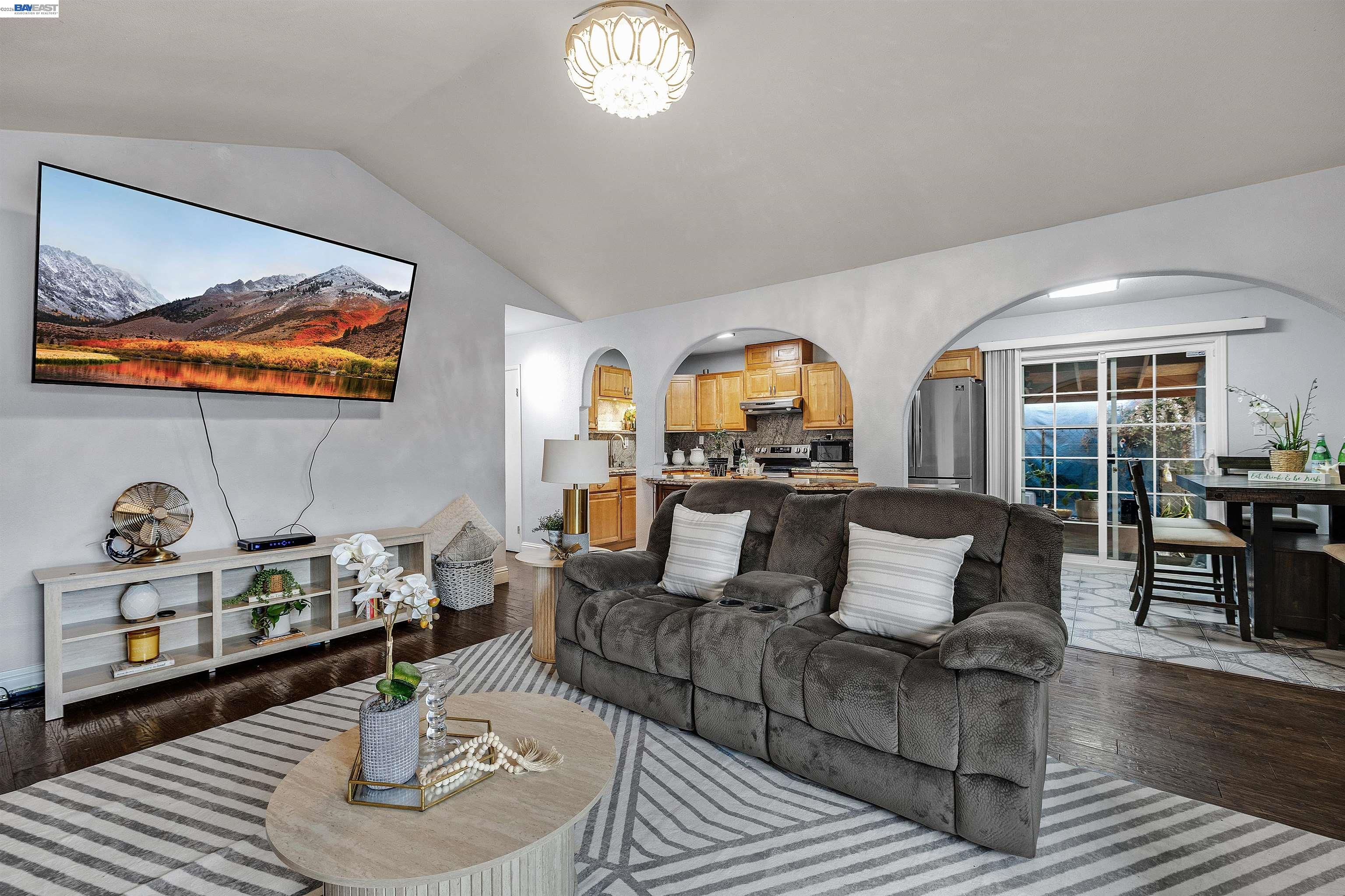 Detail Gallery Image 4 of 28 For 1615 85th Ave, Oakland,  CA 94621 - 3 Beds | 2 Baths