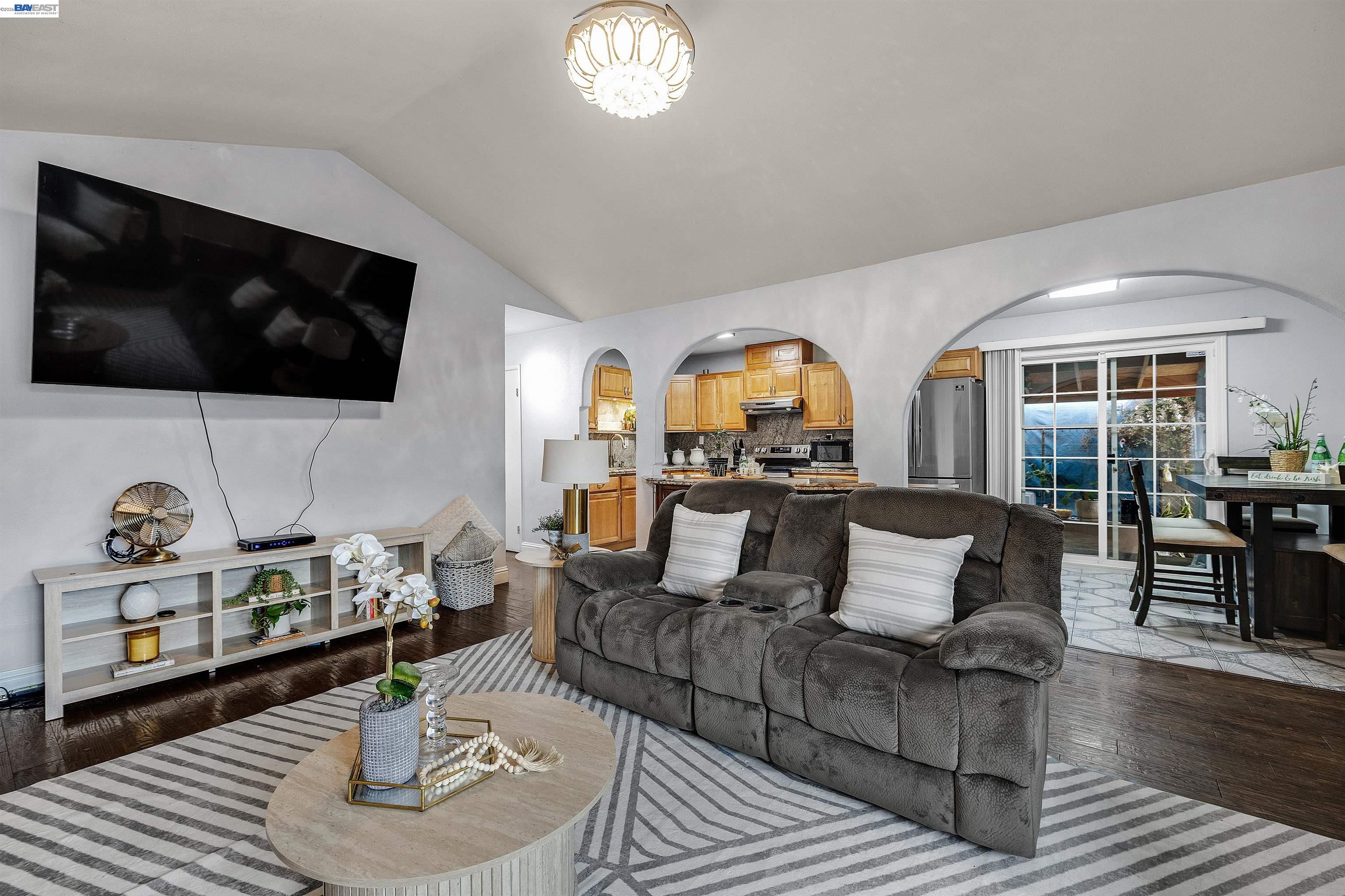 Detail Gallery Image 5 of 28 For 1615 85th Ave, Oakland,  CA 94621 - 3 Beds | 2 Baths