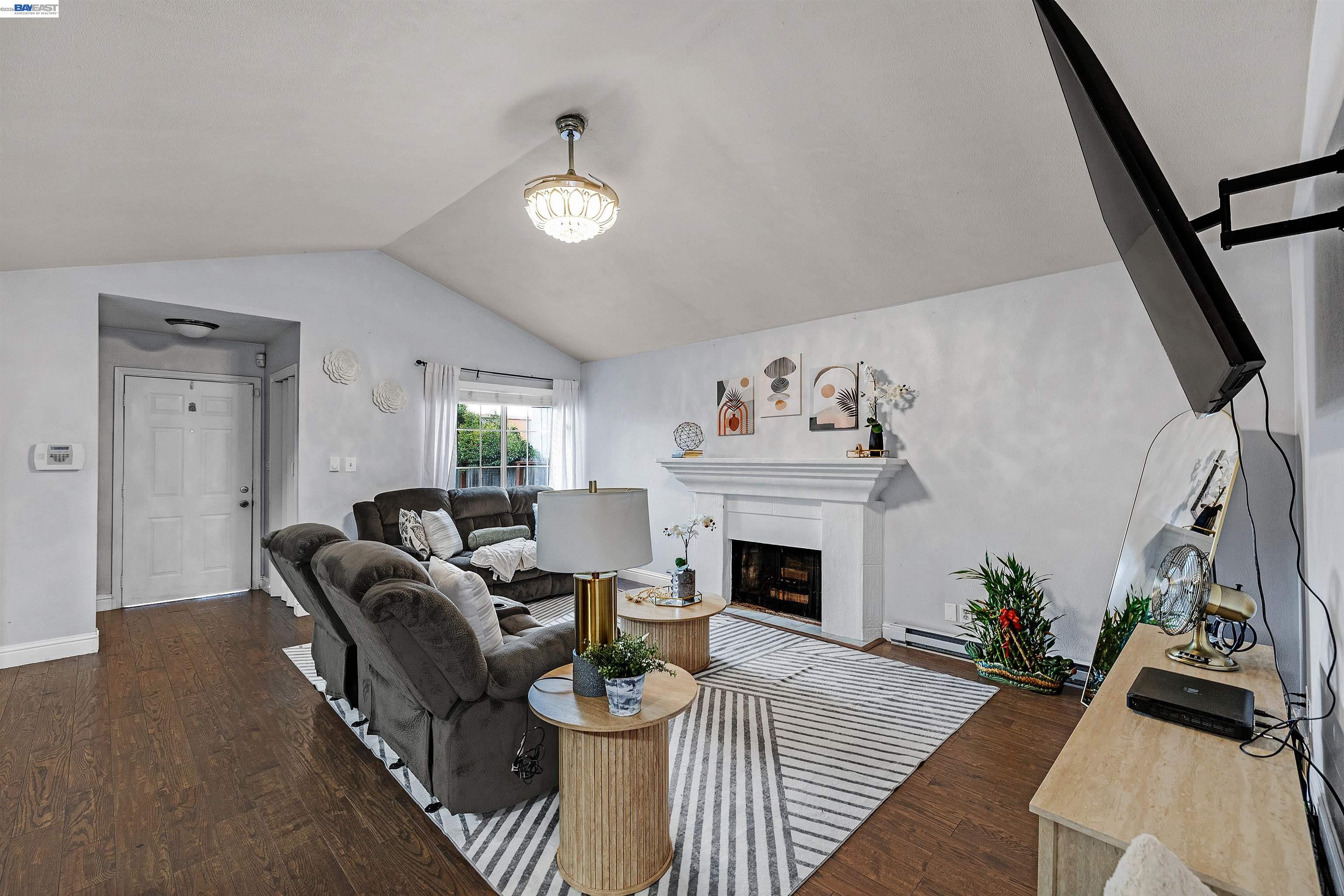 Detail Gallery Image 6 of 28 For 1615 85th Ave, Oakland,  CA 94621 - 3 Beds | 2 Baths