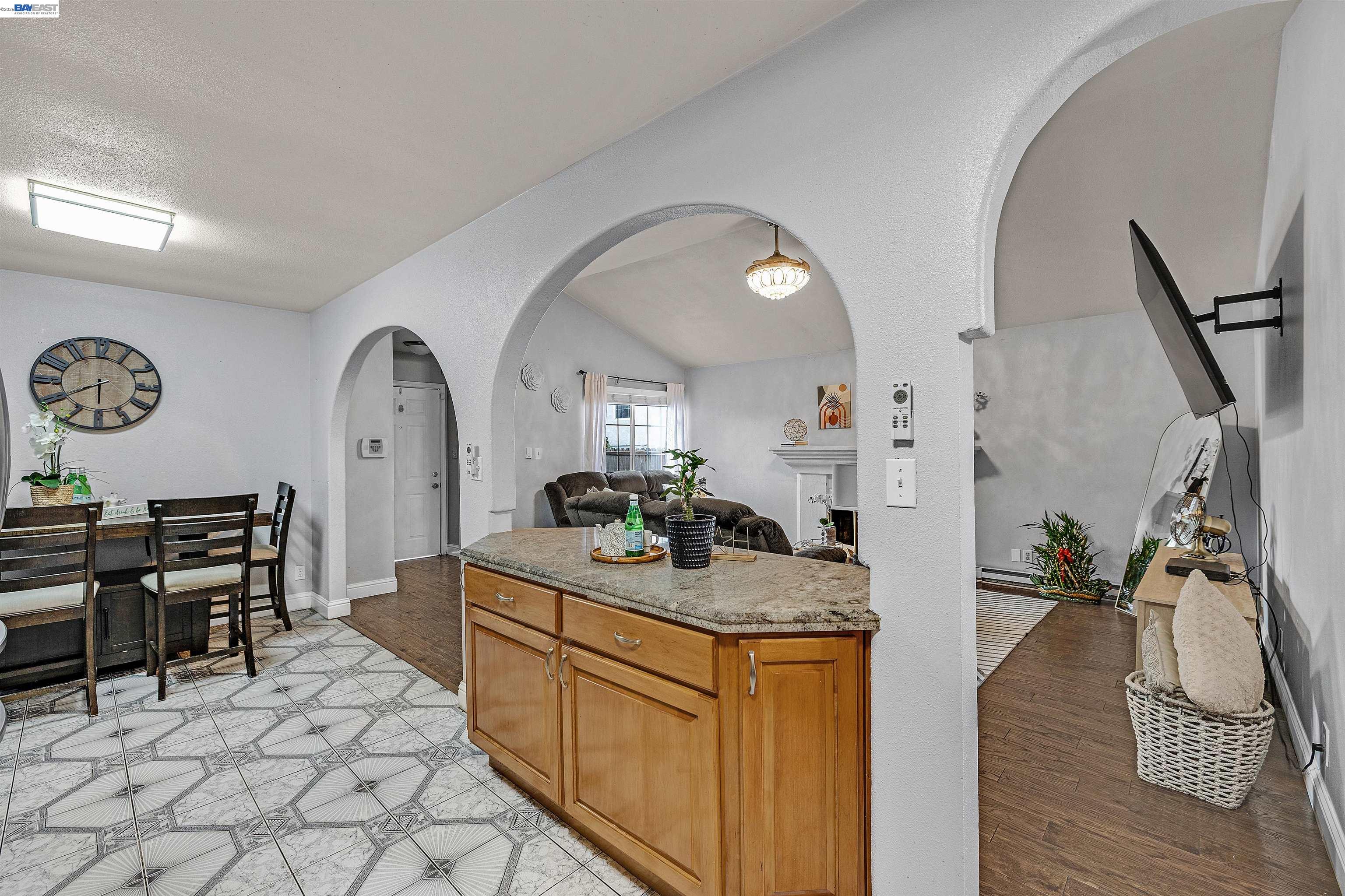 Detail Gallery Image 7 of 28 For 1615 85th Ave, Oakland,  CA 94621 - 3 Beds | 2 Baths